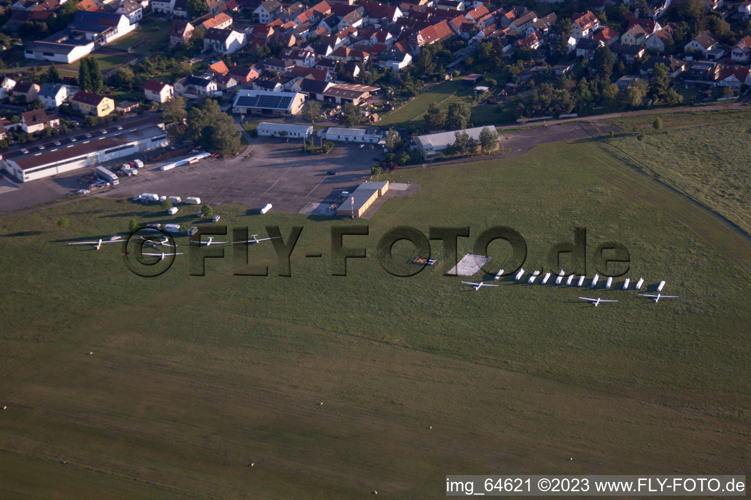 Luftbild von Segelflugplatz im Ortsteil Speyerdorf in Neustadt an der Weinstraße im Bundesland Rheinland-Pfalz, Deutschland