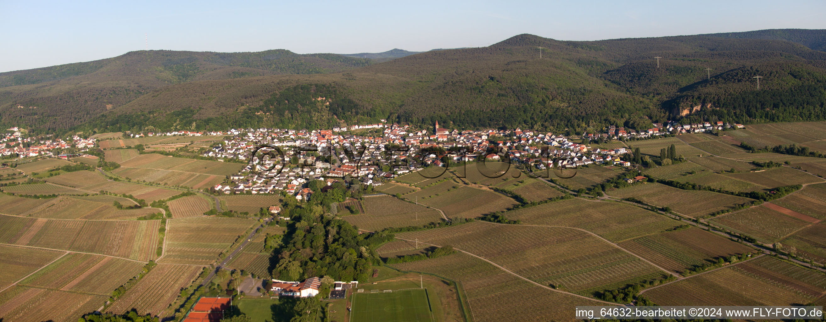 Panorama - Perspektive der Dorf - Ansicht am Rande von Weinbergen am Haardtrand des Pfälzerwaldes von Ortsteil Königsbach in Neustadt an der Weinstraße im Bundesland Rheinland-Pfalz, Deutschland