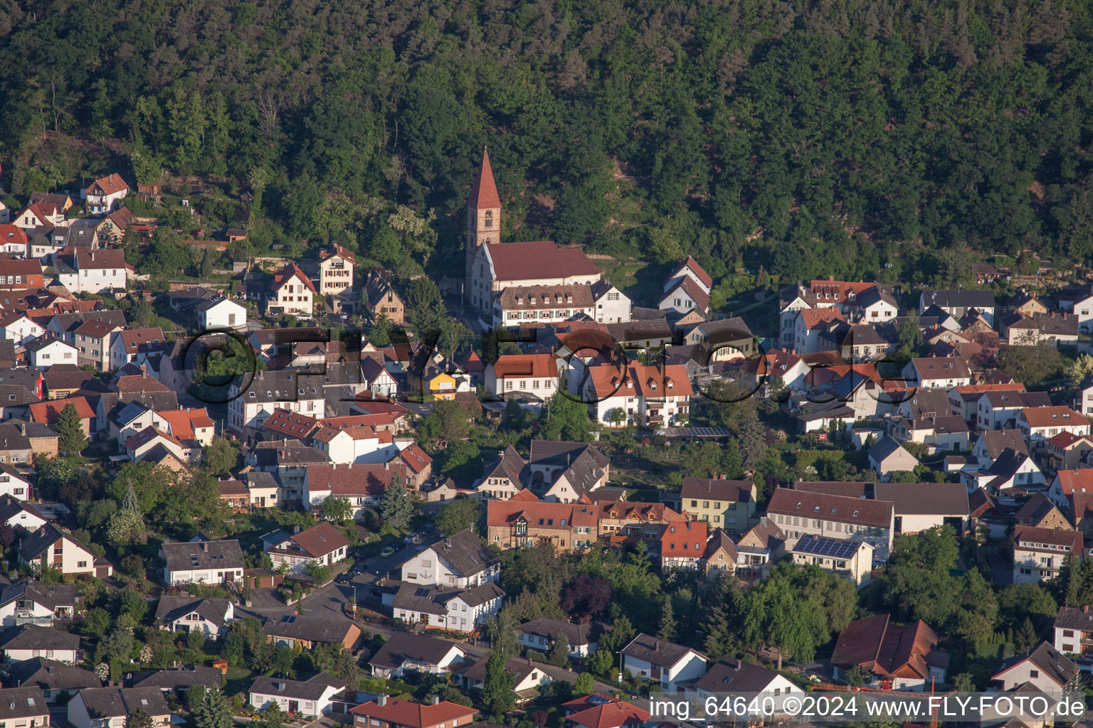 Kirchengebäude der KATHOLISCHEN ST.-JOHANNES-KIRCHE am Waldrand im Ortsteil Königsbach in Neustadt an der Weinstraße im Bundesland Rheinland-Pfalz, Deutschland