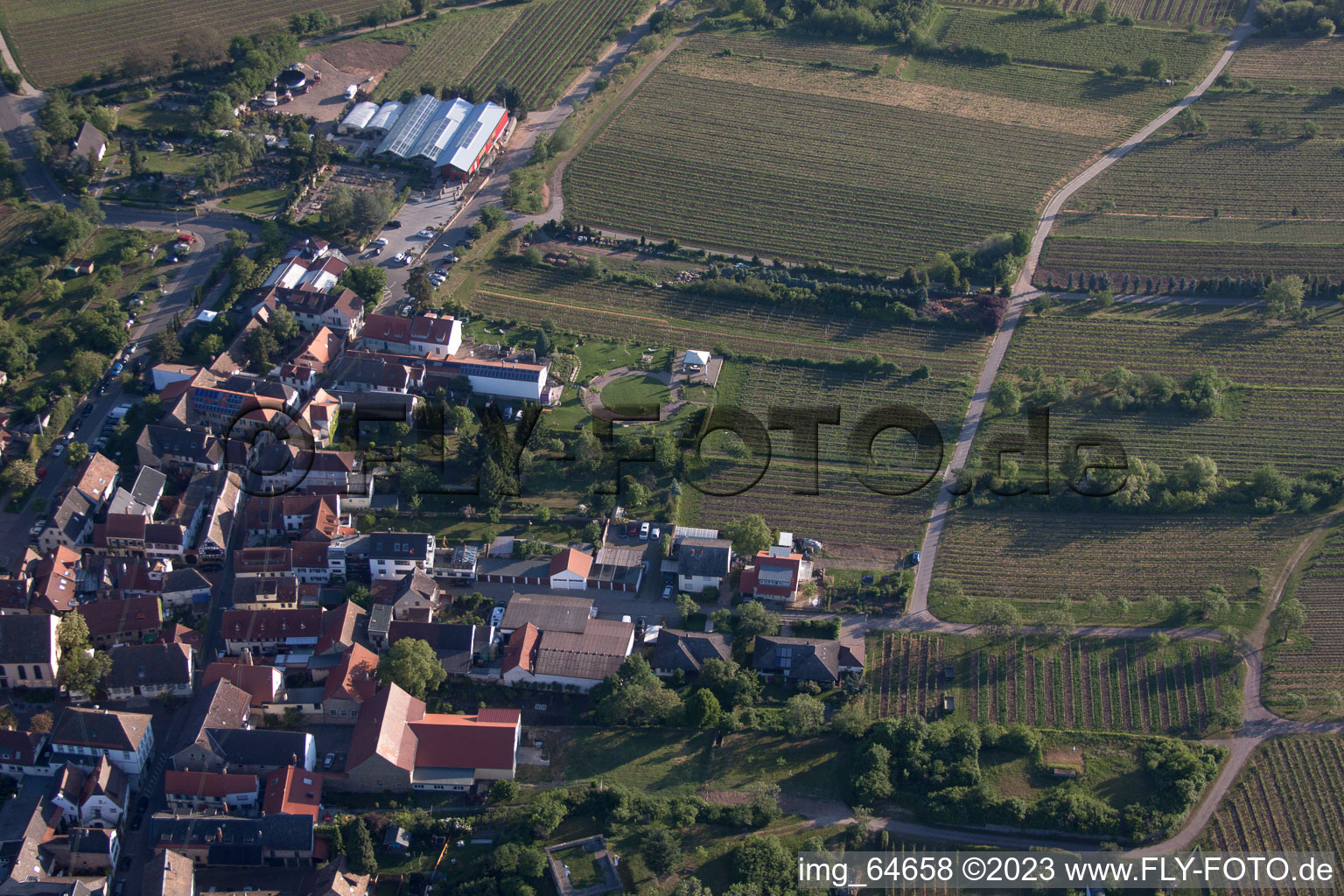 Luftaufnahme von Netts Landhaus Loblocher Hof im Ortsteil Gimmeldingen in Neustadt an der Weinstraße im Bundesland Rheinland-Pfalz, Deutschland