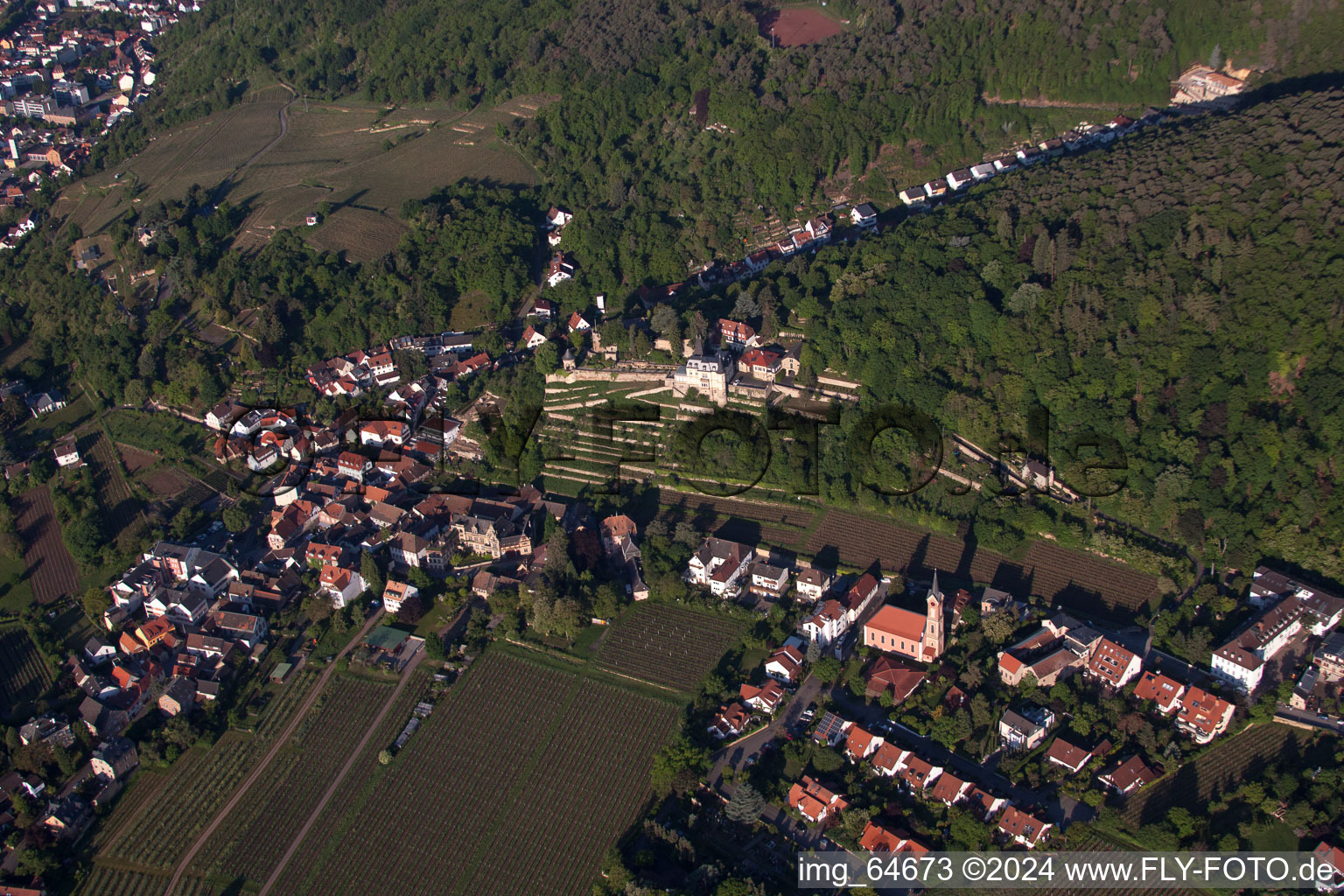 Luftbild von Dorf - Ansicht am Rande von landwirtschaftlichen Feldern und Nutzflächen in Haardt an der Weinstraße in Neustadt an der Weinstraße im Bundesland Rheinland-Pfalz, Deutschland