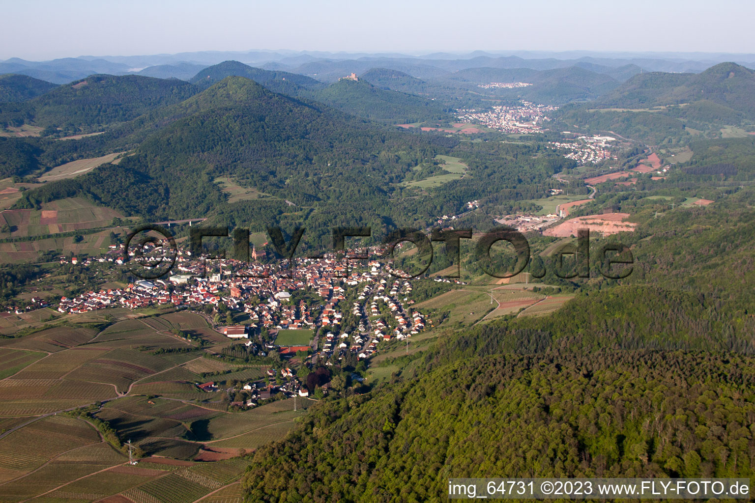 Albersweiler im Bundesland Rheinland-Pfalz, Deutschland von der Drohne aus gesehen