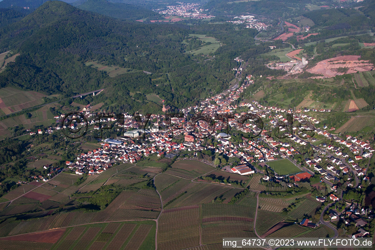 Luftbild von Albersweiler im Bundesland Rheinland-Pfalz, Deutschland