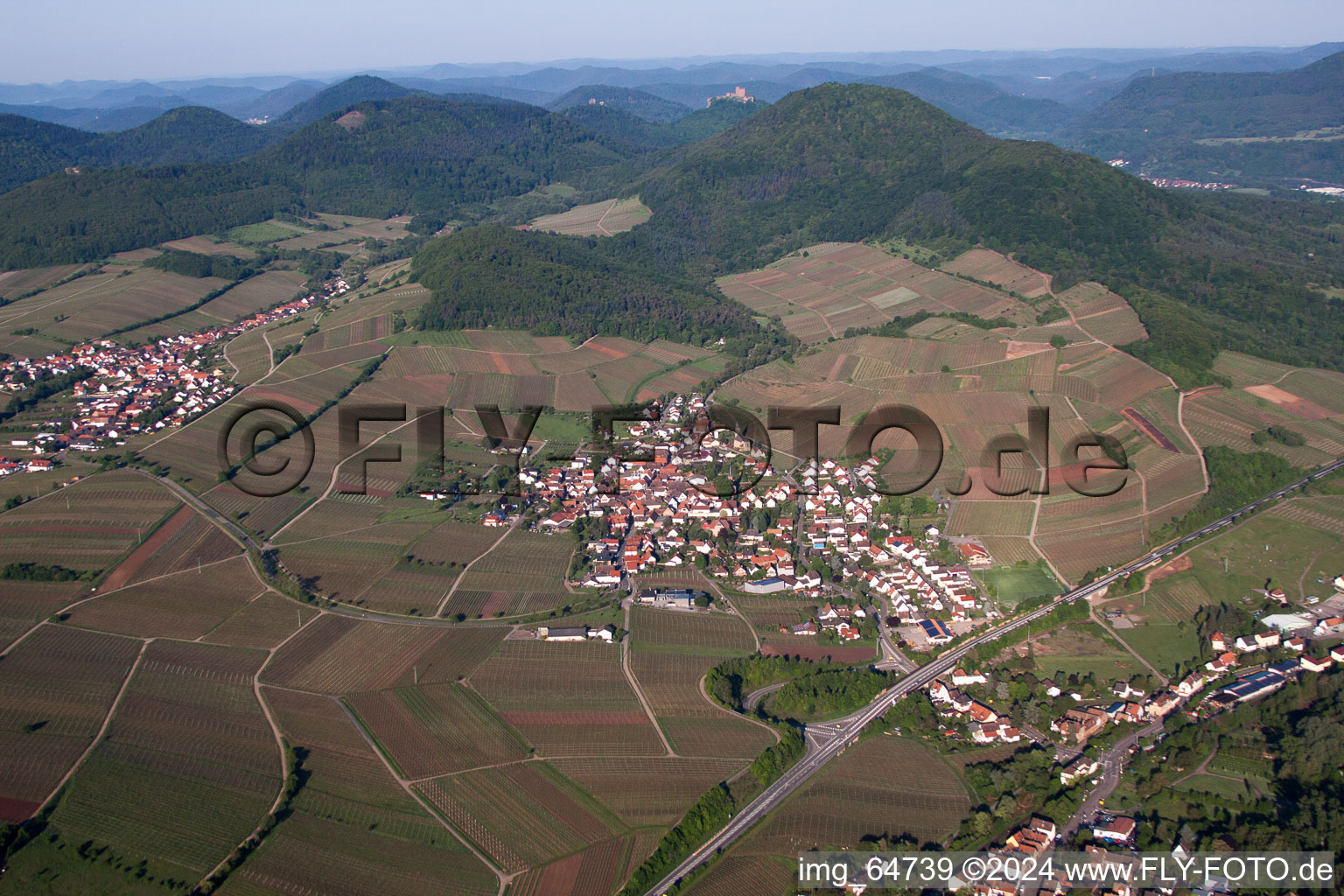 Dorf - Ansicht von Birkweiler im Bundesland Rheinland-Pfalz, Deutschland aus der Vogelperspektive