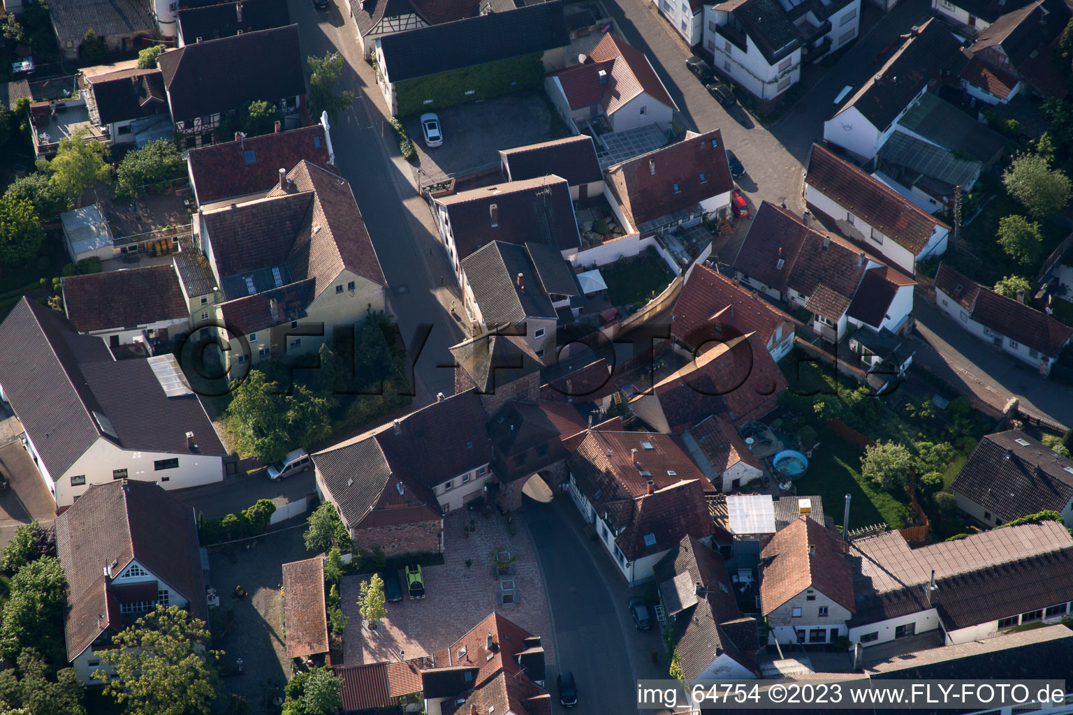 Ortsteil Billigheim in Billigheim-Ingenheim im Bundesland Rheinland-Pfalz, Deutschland vom Flugzeug aus