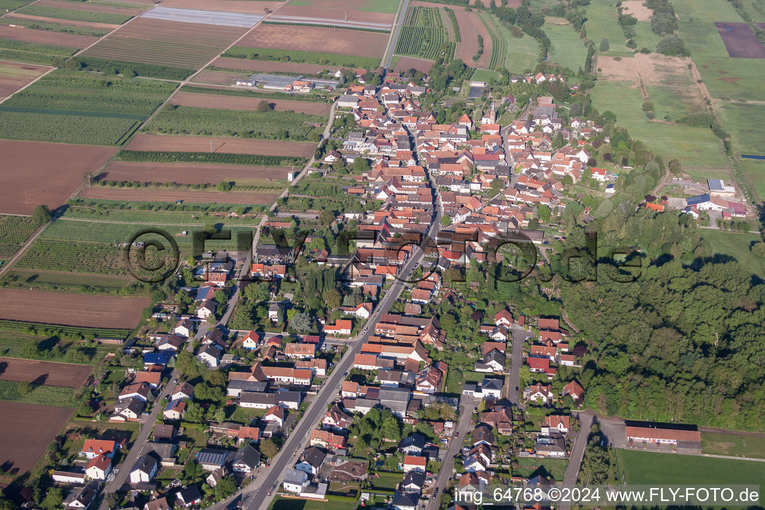 Dorf - Ansicht am Rande von landwirtschaftlichen Feldern und Nutzflächen in Winden im Bundesland Rheinland-Pfalz, Deutschland von oben