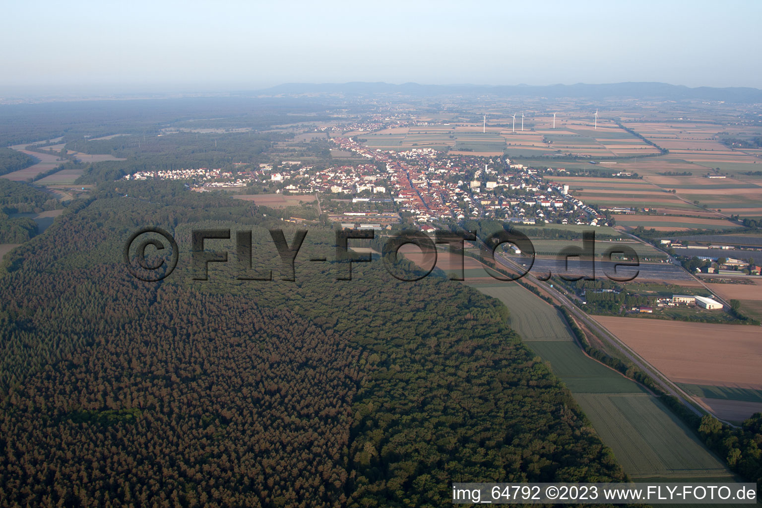 Drohnenbild von Kandel von Osten im Bundesland Rheinland-Pfalz, Deutschland