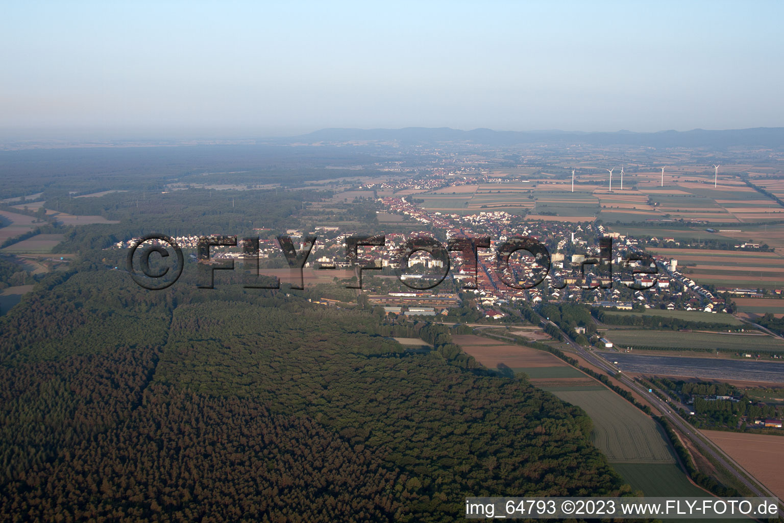 Kandel von Osten im Bundesland Rheinland-Pfalz, Deutschland aus der Drohnenperspektive