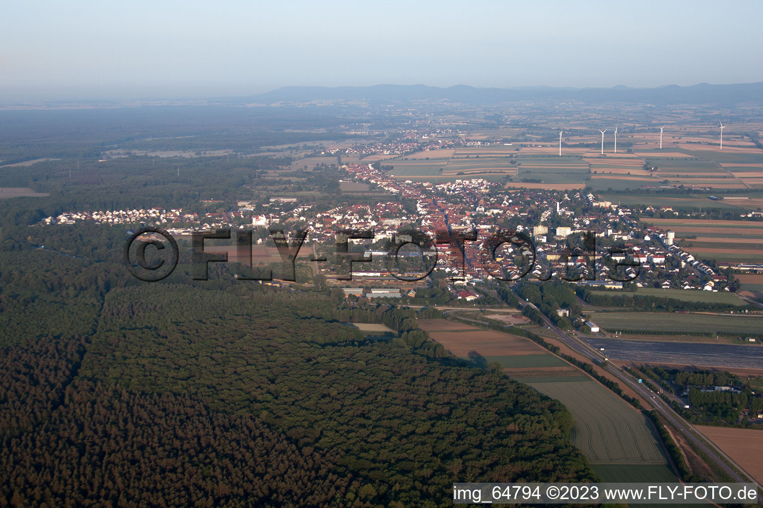 Kandel von Osten im Bundesland Rheinland-Pfalz, Deutschland von einer Drohne aus