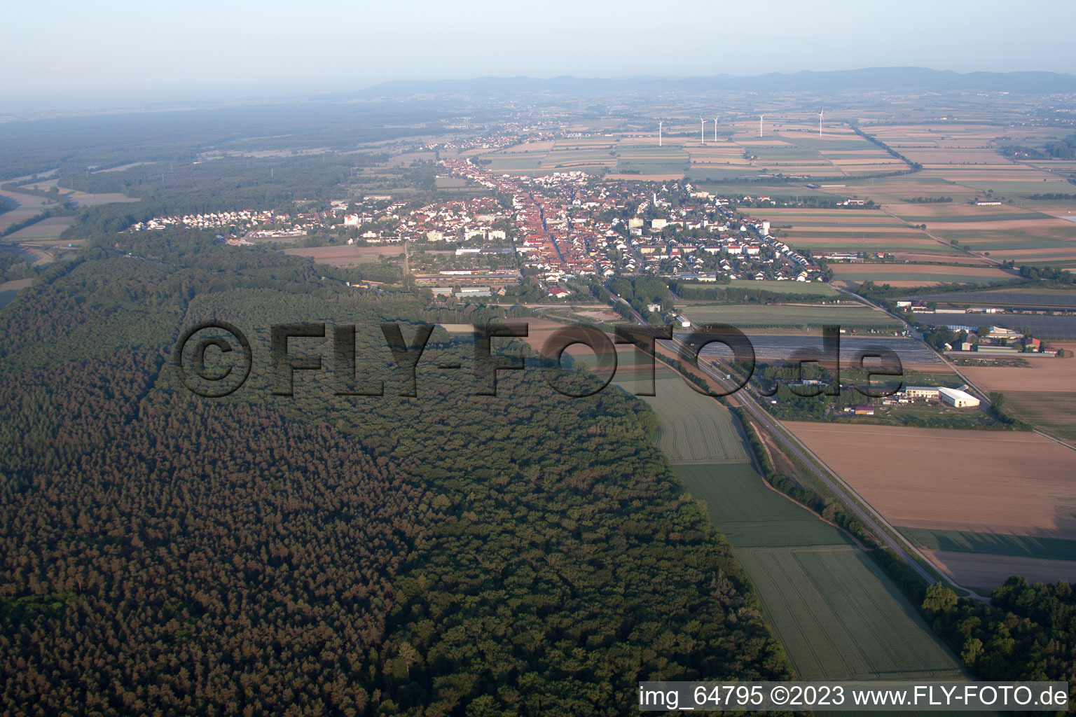 Kandel von Osten im Bundesland Rheinland-Pfalz, Deutschland von der Drohne aus gesehen