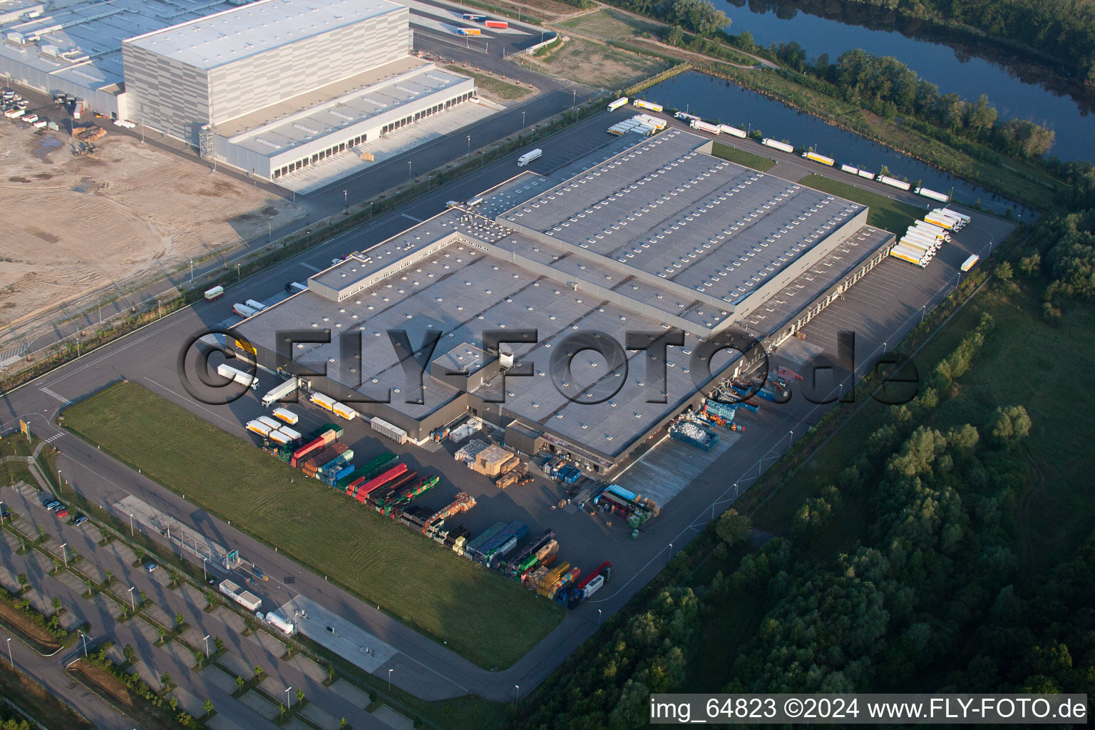 Luftbild von Industrie- und Gewerbegebiet mit Netto Logistikcenter im Industriegebiet Oberwald in Wörth am Rhein im Bundesland Rheinland-Pfalz, Deutschland