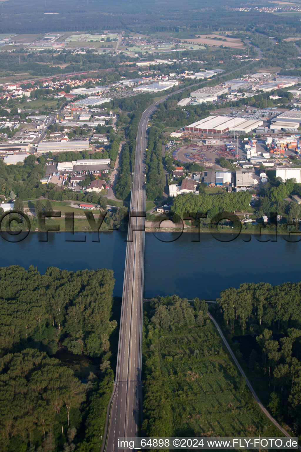 Fluß - Brückenbauwerk der B35 über den Rhein in Germersheim im Bundesland Rheinland-Pfalz, Deutschland