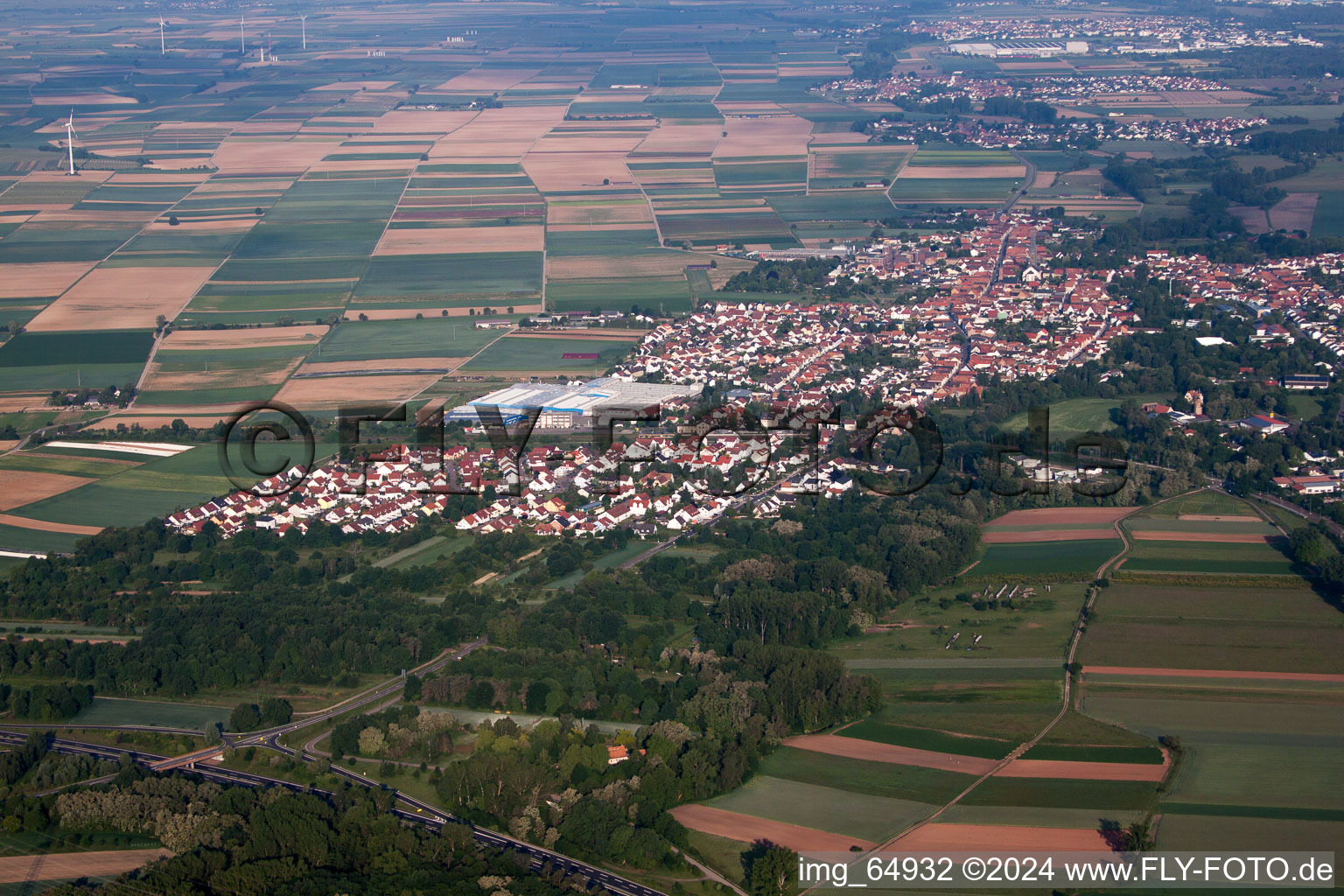 Luftaufnahme von Stadtansicht aus Osten in Bellheim im Bundesland Rheinland-Pfalz, Deutschland