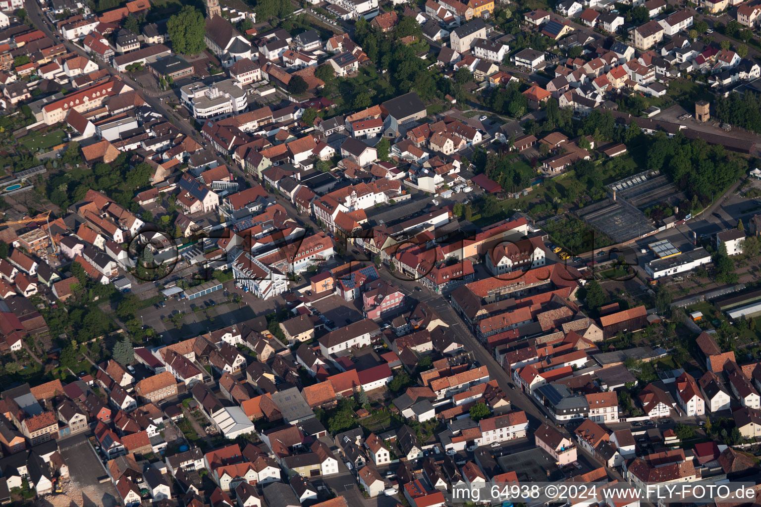 Mittlere Ortstraße aus Osten in Rülzheim im Bundesland Rheinland-Pfalz, Deutschland