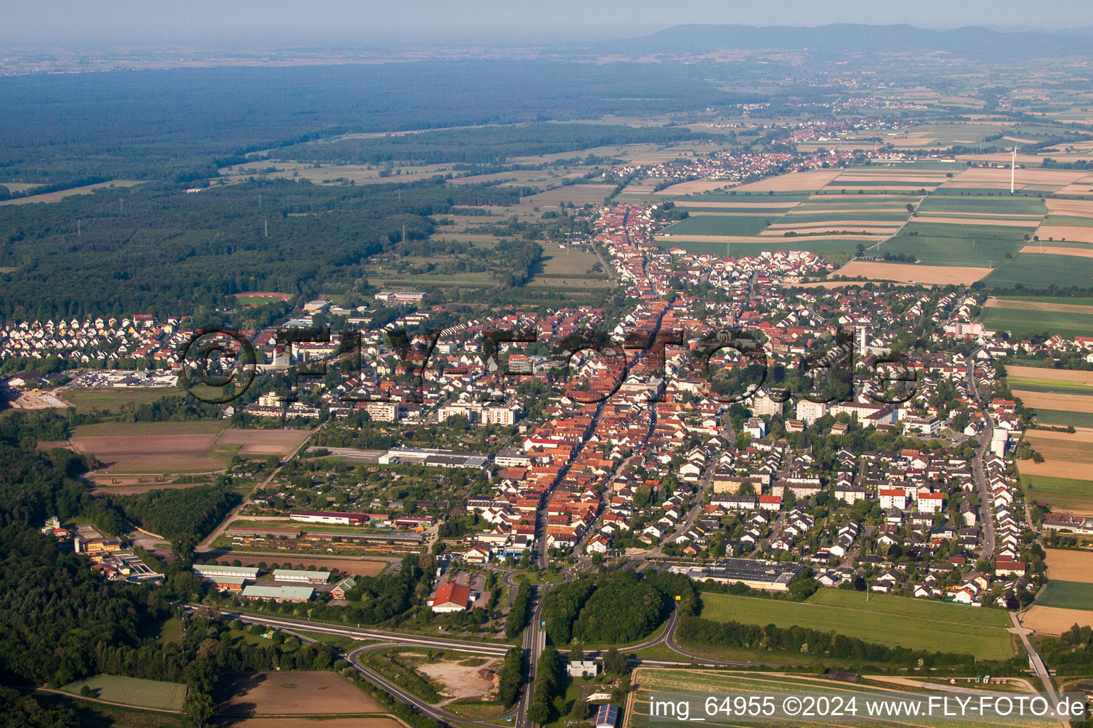 Luftaufnahme von Ortsansicht der langen Rhein-, Haupt und Saarstraße durch Kandel im Bundesland Rheinland-Pfalz, Deutschland