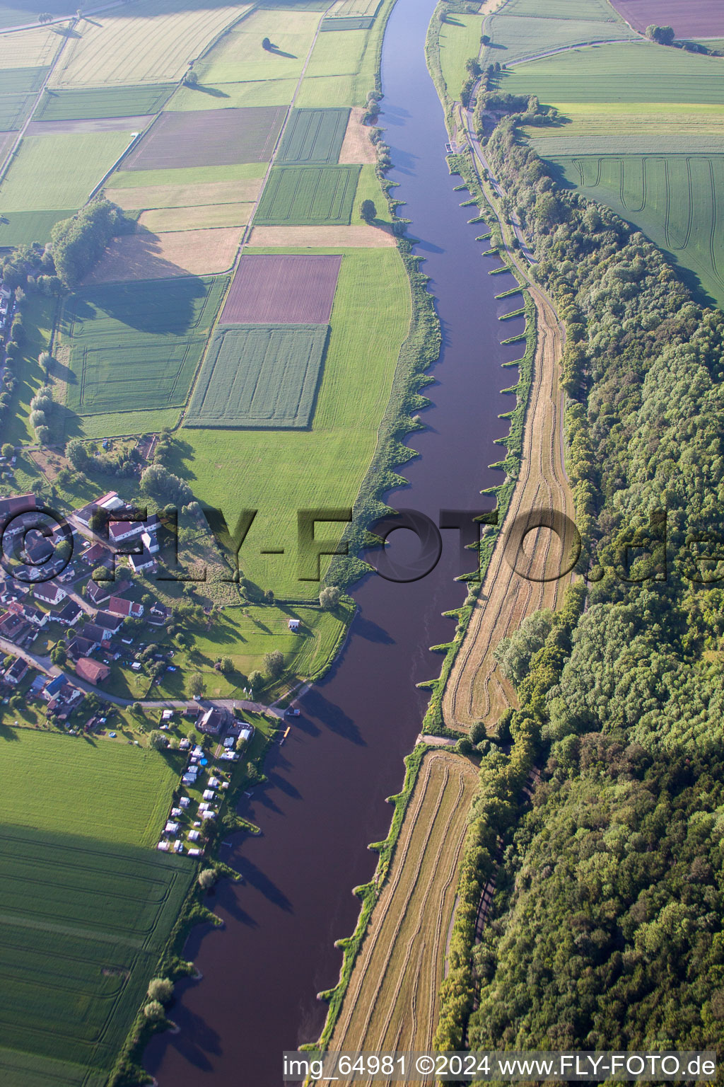 Luftbild von Dorfkern an den Fluß- Uferbereichen der Weser in Brevörde im Bundesland Niedersachsen, Deutschland