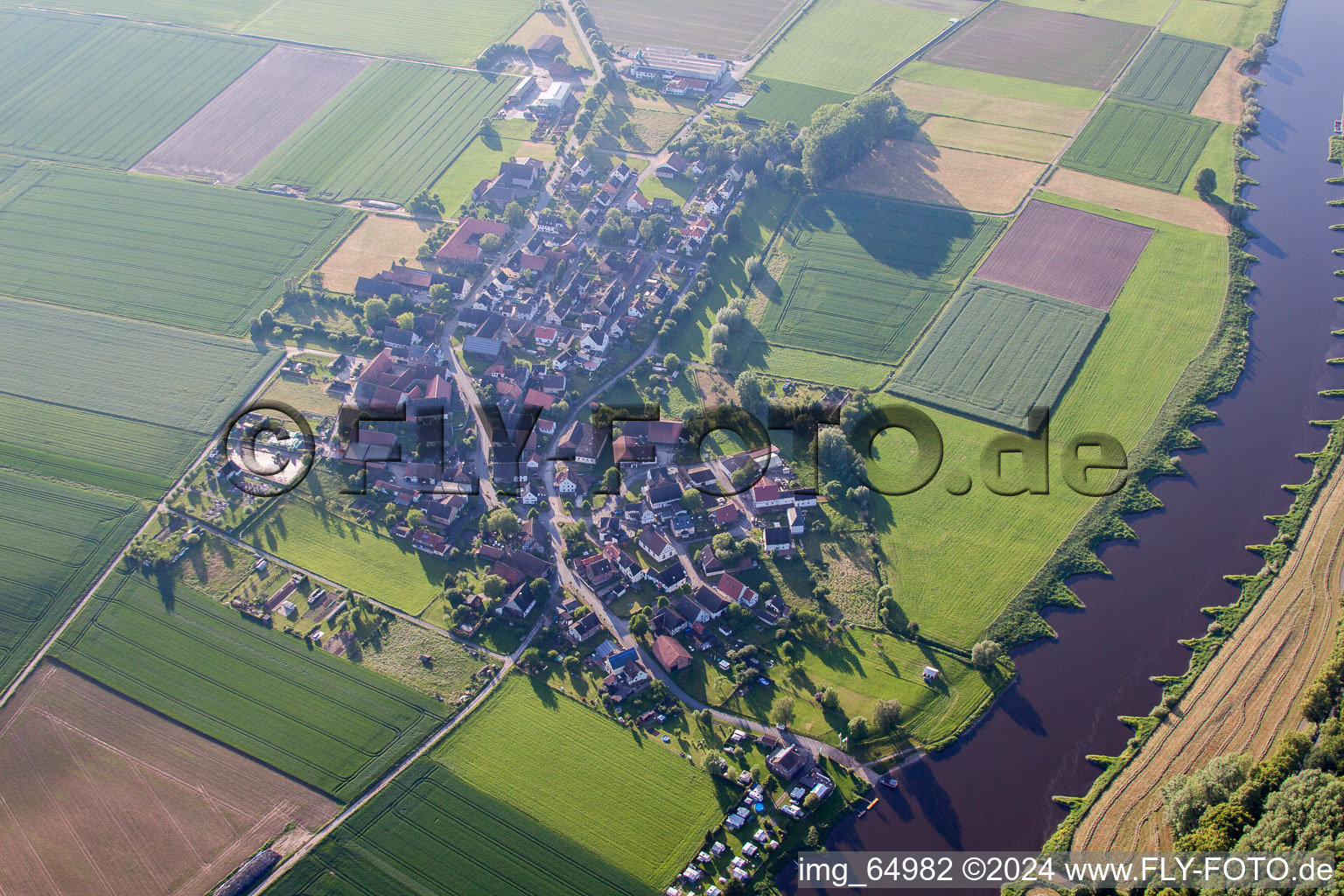 Luftaufnahme von Dorfkern an den Fluß- Uferbereichen der Weser in Brevörde im Bundesland Niedersachsen, Deutschland