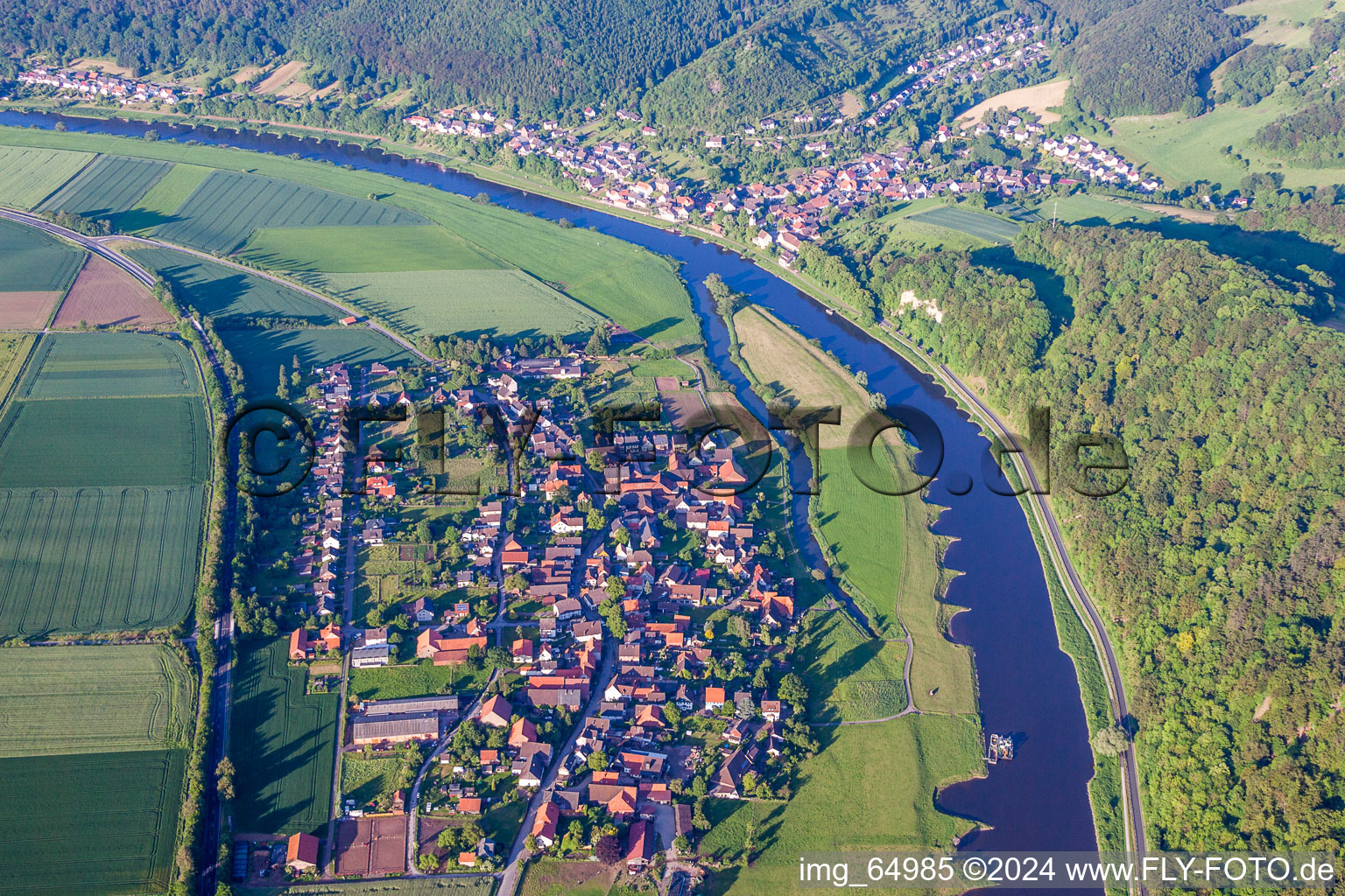 Ortschaft an den Fluss- Uferbereichen der Weser in Pegestorf im Bundesland Niedersachsen, Deutschland