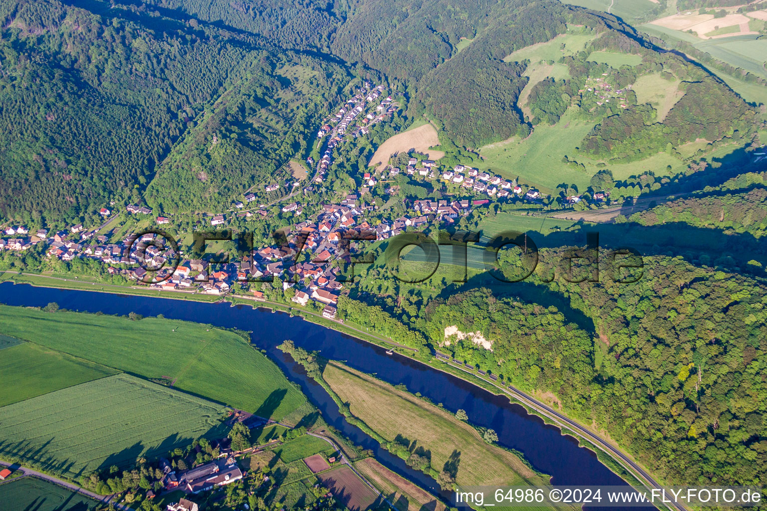 Dorfkern an den Fluß- Uferbereichen der Weser im Ortsteil Rühle in Bodenwerder im Bundesland Niedersachsen, Deutschland