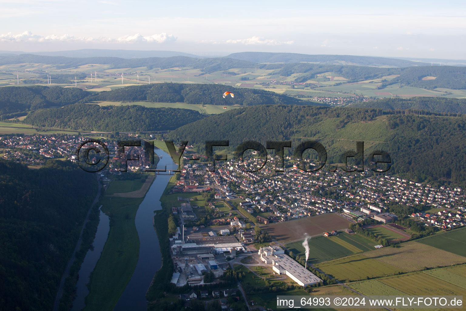 Ortschaft an den Fluss- Uferbereichen der Weser in Bodenwerder im Bundesland Niedersachsen, Deutschland