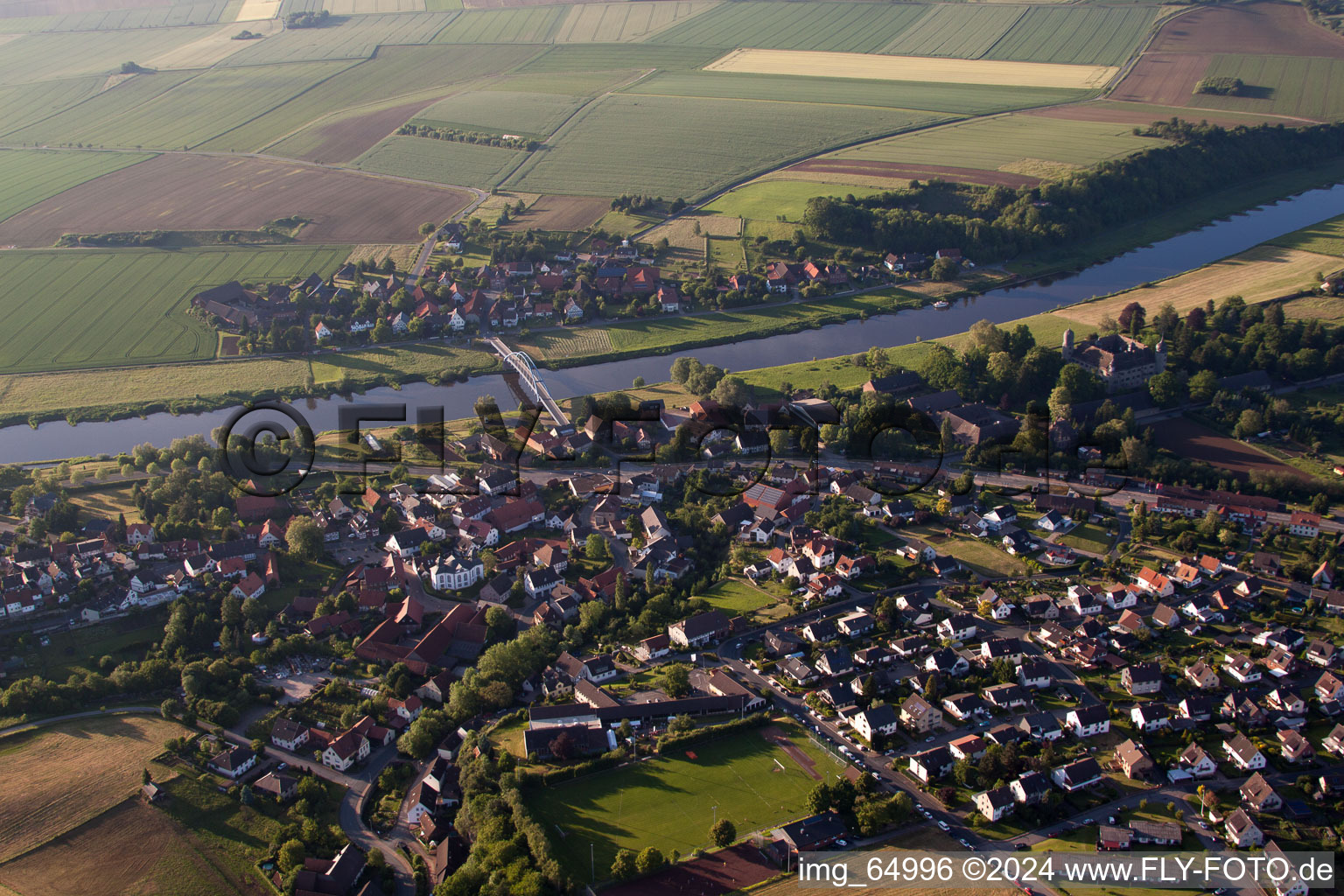 Dorfkern an den Fluß- Uferbereichen der Weser im Ortsteil Daspe in Hehlen im Bundesland Niedersachsen, Deutschland