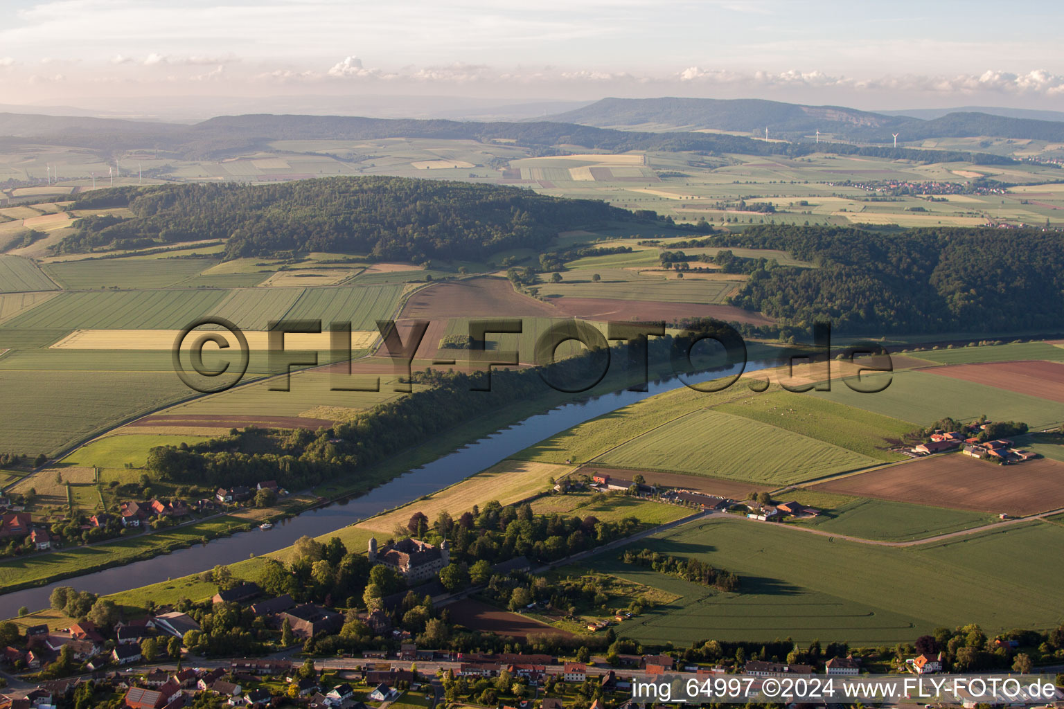Luftbild von Dorfkern an den Fluß- Uferbereichen der Weser im Ortsteil Daspe in Hehlen im Bundesland Niedersachsen, Deutschland