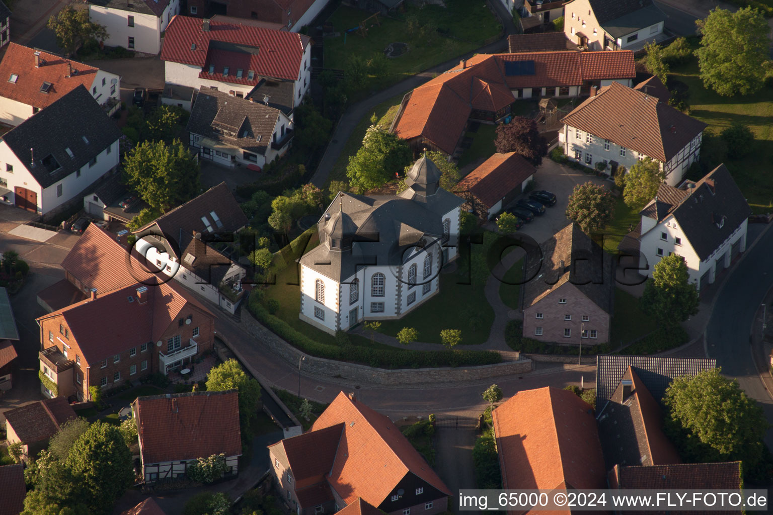 Kirchengebäude der Kirchengemeinde Hehlen-Hohe in der Dorfmitte im Ortsteil Daspe in Hehlen im Bundesland Niedersachsen, Deutschland