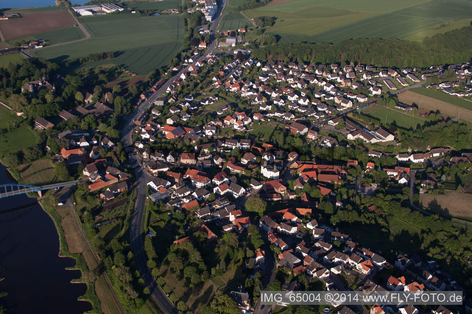 Luftbild von Dorfkern an den Fluß- Uferbereichen Weser im Ortsteil Daspe in Hehlen im Bundesland Niedersachsen, Deutschland