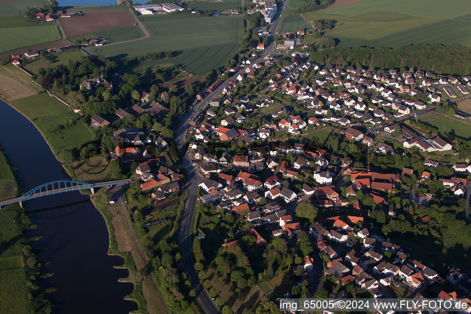 Luftaufnahme von Dorfkern an den Fluß- Uferbereichen Weser im Ortsteil Daspe in Hehlen im Bundesland Niedersachsen, Deutschland