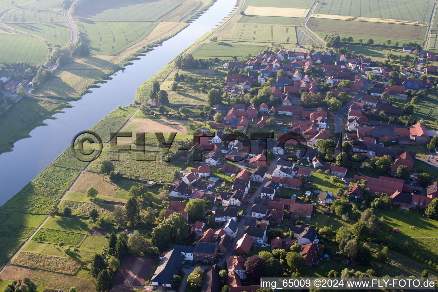 Dorfkern an den Fluß- Uferbereichen der Weser im Ortsteil Hajen in Emmerthal im Bundesland Niedersachsen, Deutschland