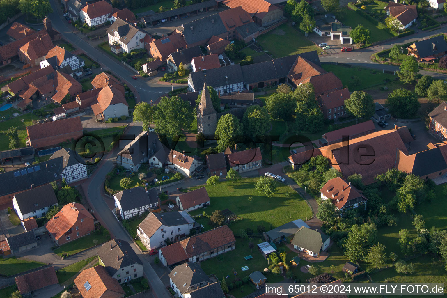 Luftbild von Kirchengebäude im Dorfkern im Ortsteil Hajen in Emmerthal im Bundesland Niedersachsen, Deutschland