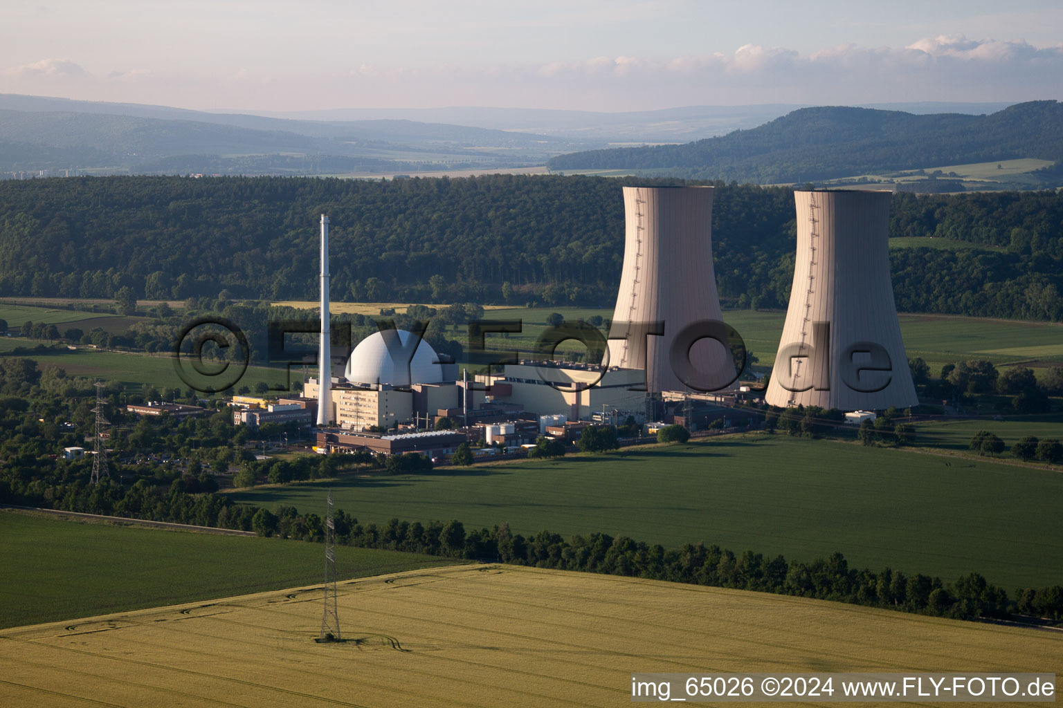 Schrägluftbild von Reaktorblöcke, Kühlturmbauwerke und Anlagen des AKW - KKW Atomkraftwerk - Kernkraftwerk Kernkraftwerk Grohnde an der Weser in Emmerthal im Bundesland Niedersachsen, Deutschland