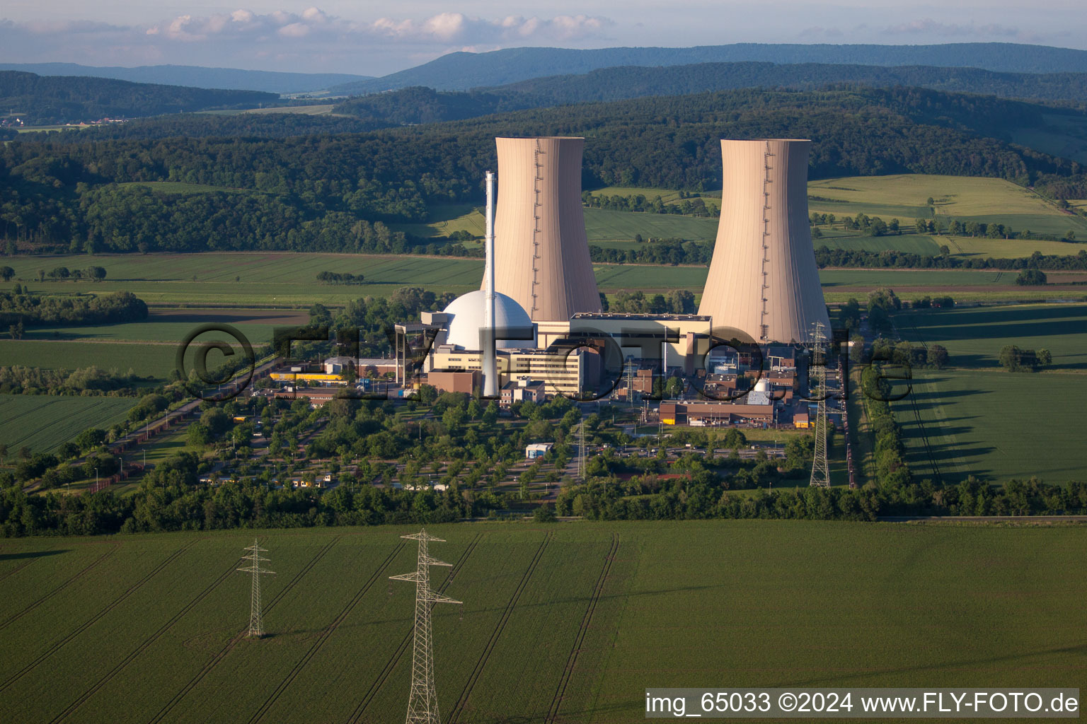 Reaktorblöcke, Kühlturmbauwerke und Anlagen des AKW - KKW Atomkraftwerk - Kernkraftwerk Kernkraftwerk Grohnde an der Weser in Emmerthal im Bundesland Niedersachsen, Deutschland von oben
