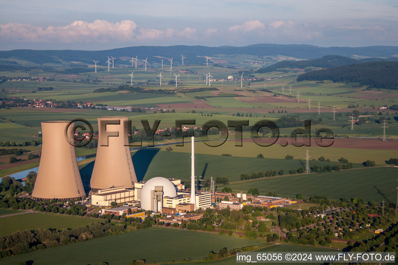 Reaktorblöcke, Kühlturmbauwerke und Anlagen des AKW - KKW Atomkraftwerk - Kernkraftwerk Grohnde in Emmerthal im Bundesland Niedersachsen, Deutschland