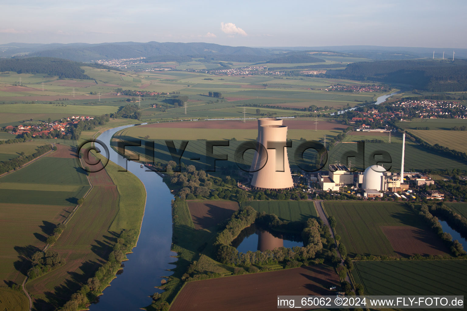 Luftbild von Reaktorblöcke, Kühlturmbauwerke und Anlagen des AKW - KKW Atomkraftwerk - Kernkraftwerk Grohnde in Emmerthal im Bundesland Niedersachsen, Deutschland