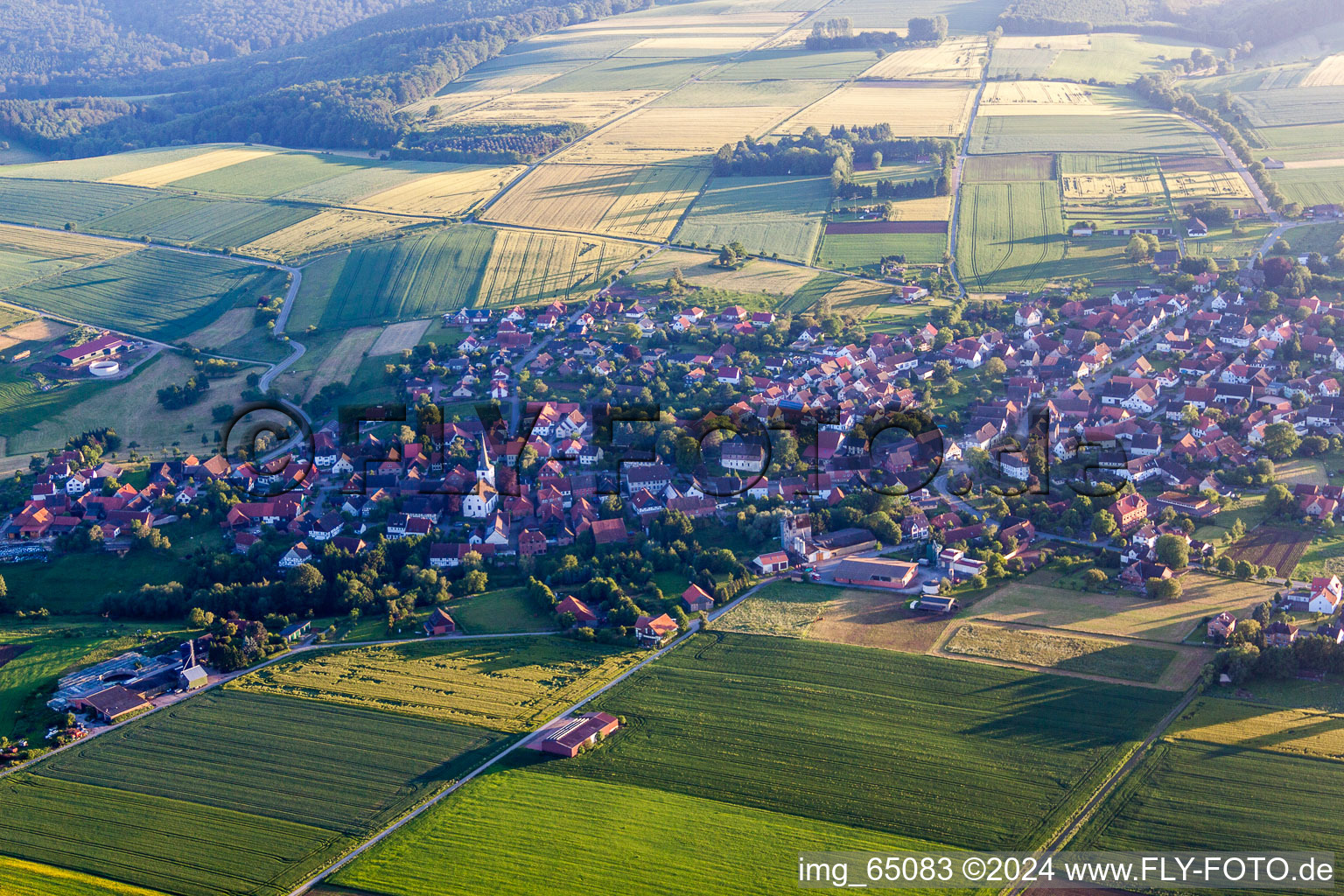Dorf - Ansicht am Rande von landwirtschaftlichen Feldern und Nutzflächen in Ottenstein im Bundesland Niedersachsen, Deutschland
