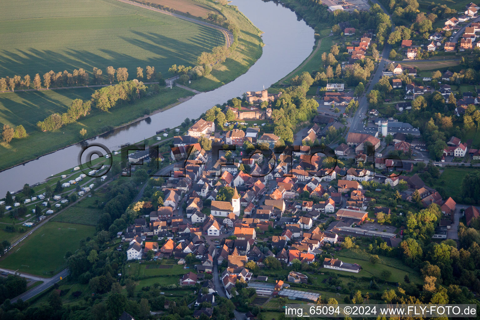 Ortskern am Uferbereich des Weser - Flußverlaufes in Polle im Bundesland Niedersachsen, Deutschland