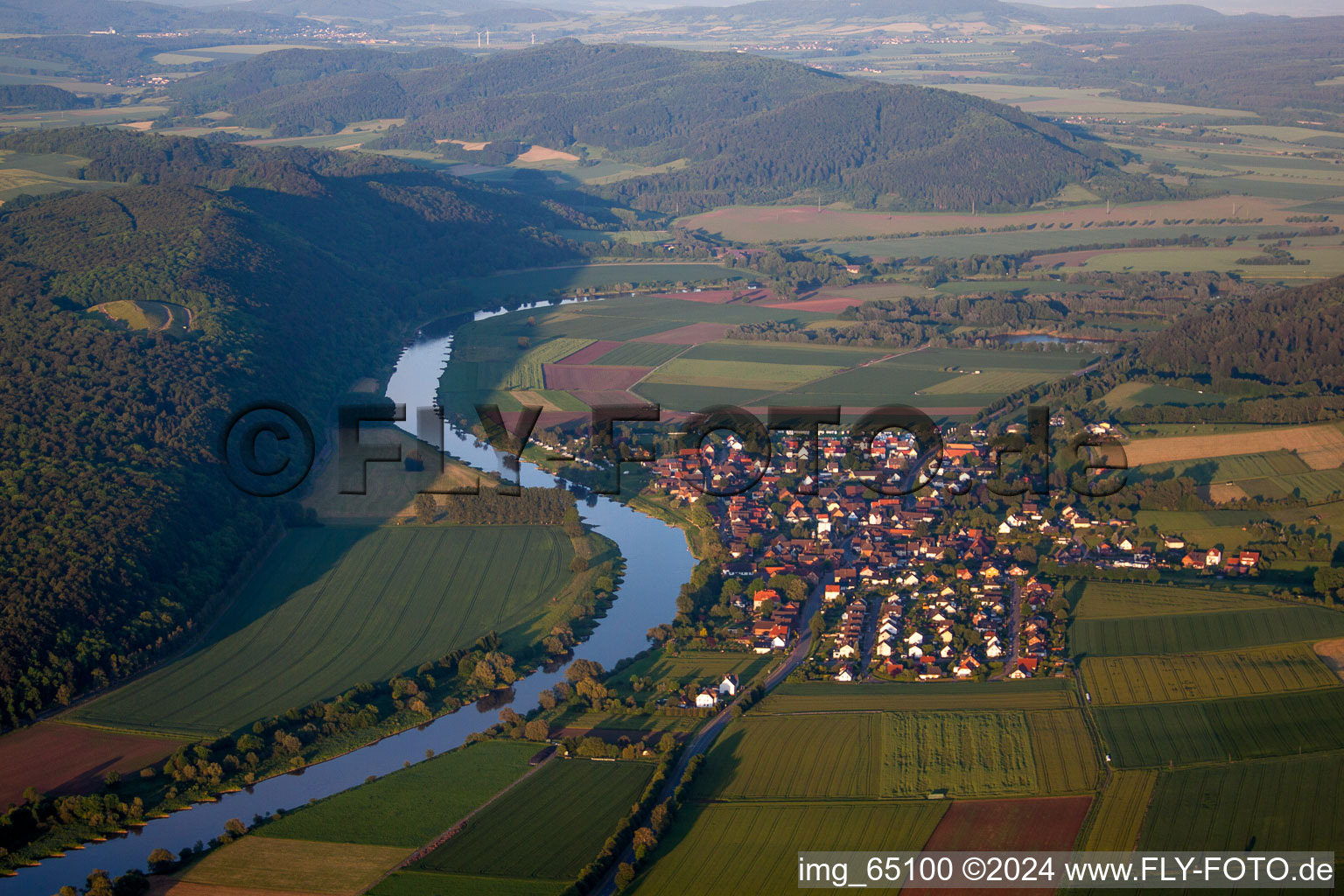 Dorfkern an den Fluß- Uferbereichen der Weser in Heinsen im Bundesland Niedersachsen, Deutschland