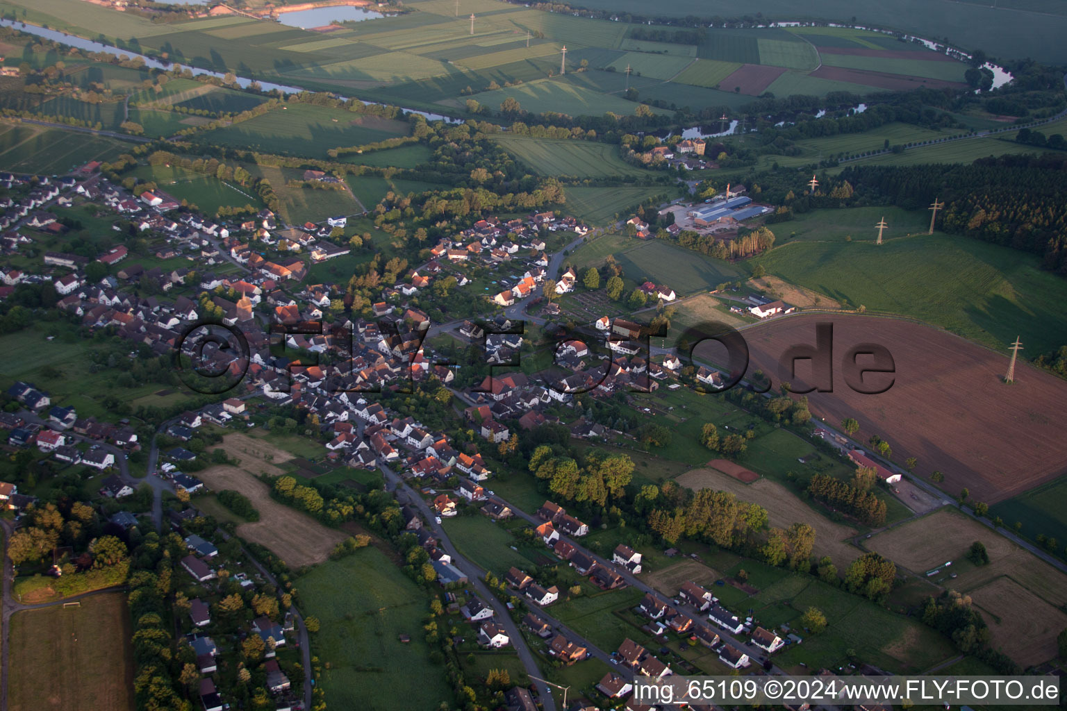 Ortsansicht der Straßen und Häuser der Wohngebiete im Ortsteil Albaxen in Höxter im Bundesland Nordrhein-Westfalen, Deutschland