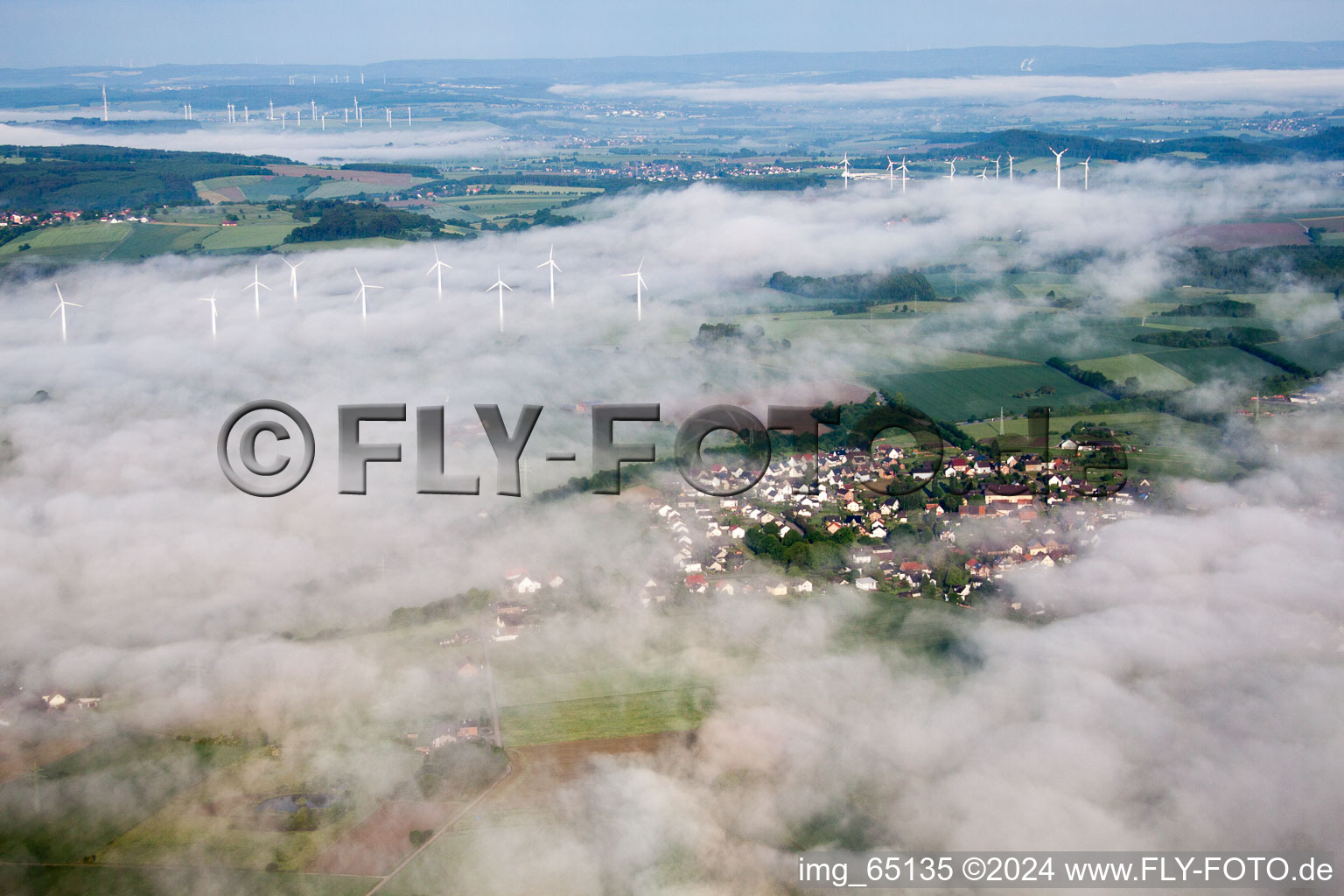 Windenergieanlagen (WEA) - Windpark - auf einem Feld im Morgennebel im Ortsteil Fürstenau in Höxter im Bundesland Nordrhein-Westfalen, Deutschland