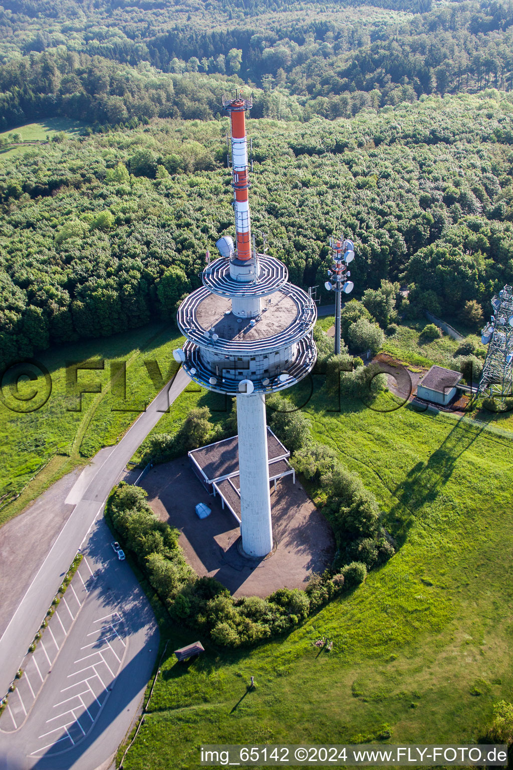 Luftbild von Funkturm und Sendeanlage auf der Kuppe des Bergmassives Köterberg in Lügde im Bundesland Nordrhein-Westfalen, Deutschland