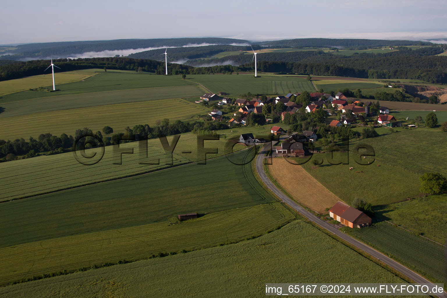 Windenergieanlagen ( WEA ) - Windrad- auf einem Feld im Ortsteil Bremerberg in Marienmünster im Bundesland Nordrhein-Westfalen, Deutschland