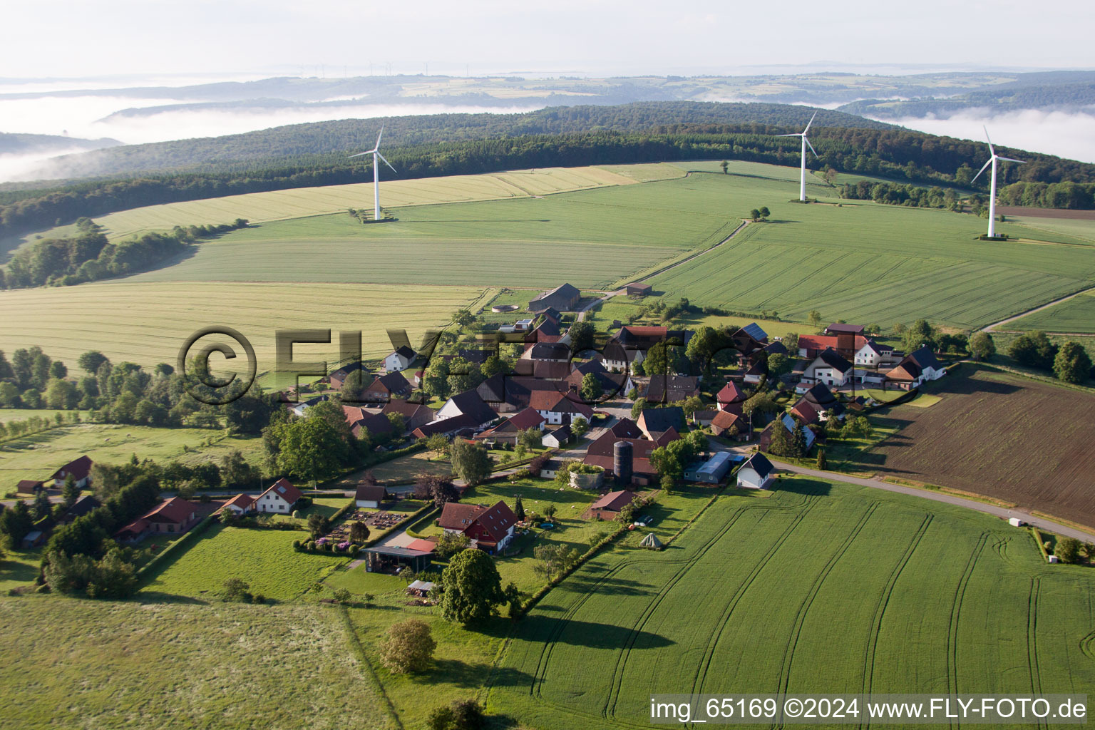 Luftbild von Windenergieanlagen ( WEA ) - Windrad- auf einem Feld im Ortsteil Bremerberg in Marienmünster im Bundesland Nordrhein-Westfalen, Deutschland