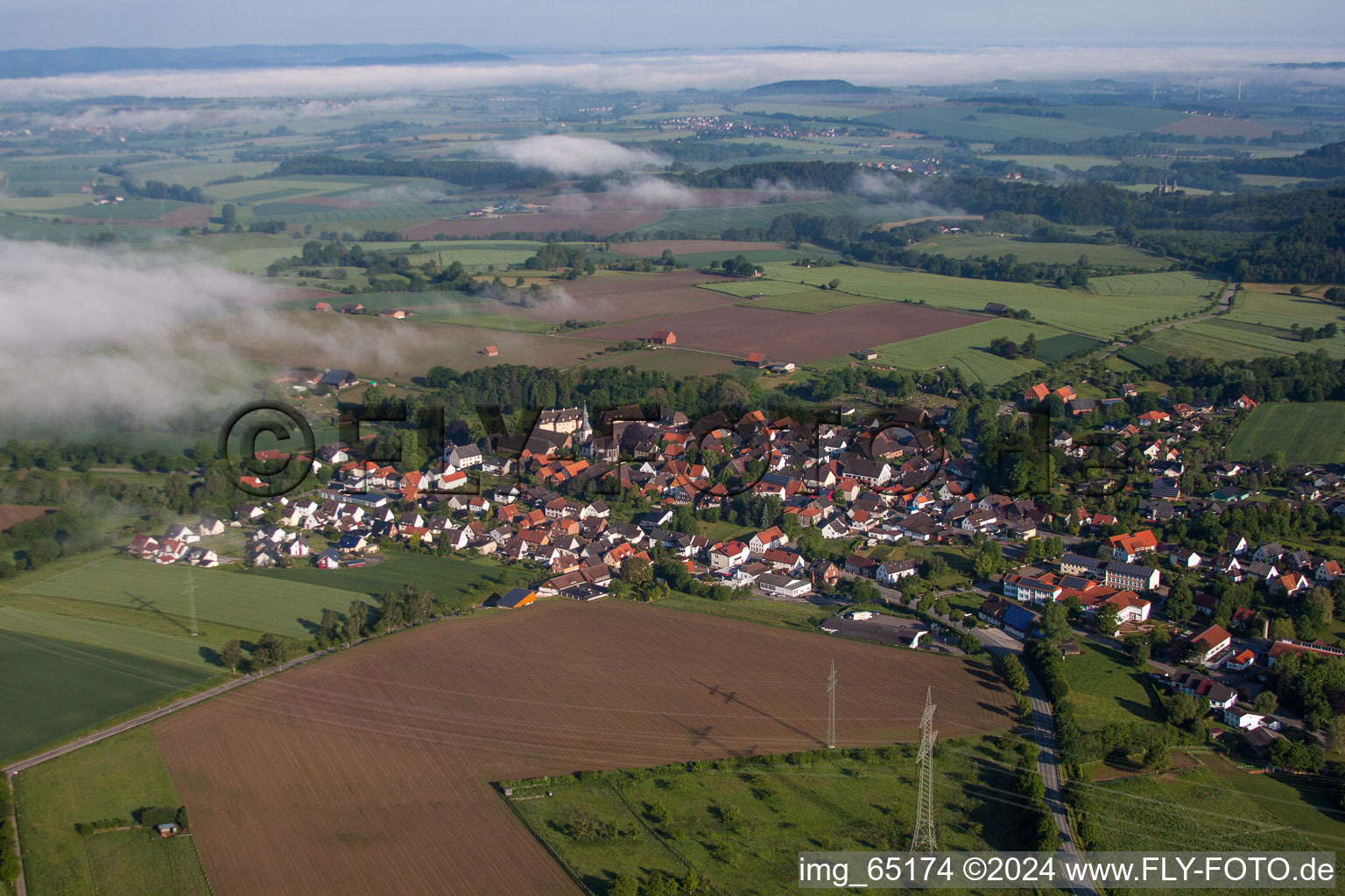Dorf - Ansicht am Rande von landwirtschaftlichen Feldern und Nutzflächen in Marienmünster in Vörden im Bundesland Nordrhein-Westfalen, Deutschland