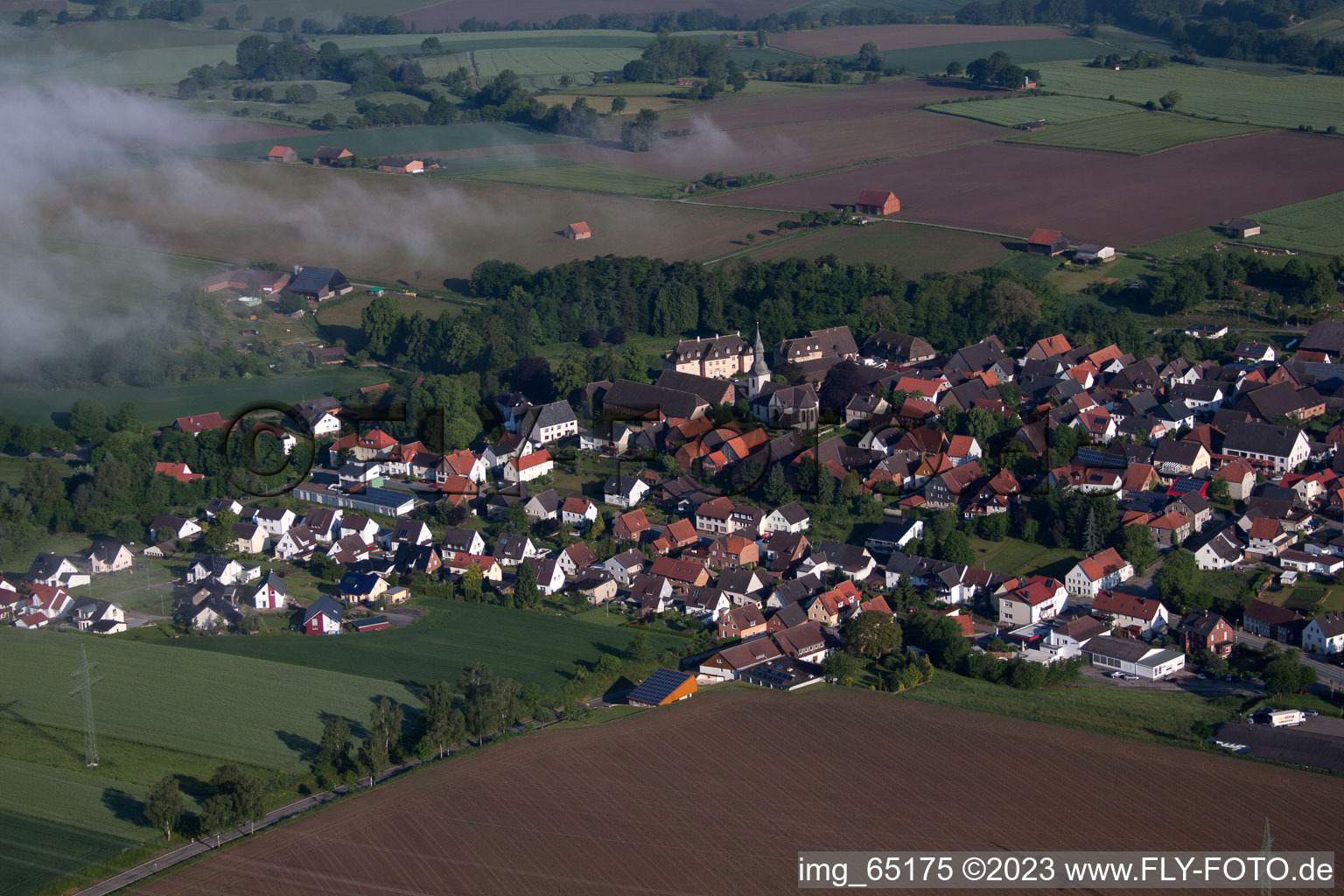 Luftbild von Dorf - Ansicht am Rande von landwirtschaftlichen Feldern und Nutzflächen in Marienmünster in Vörden im Bundesland Nordrhein-Westfalen, Deutschland