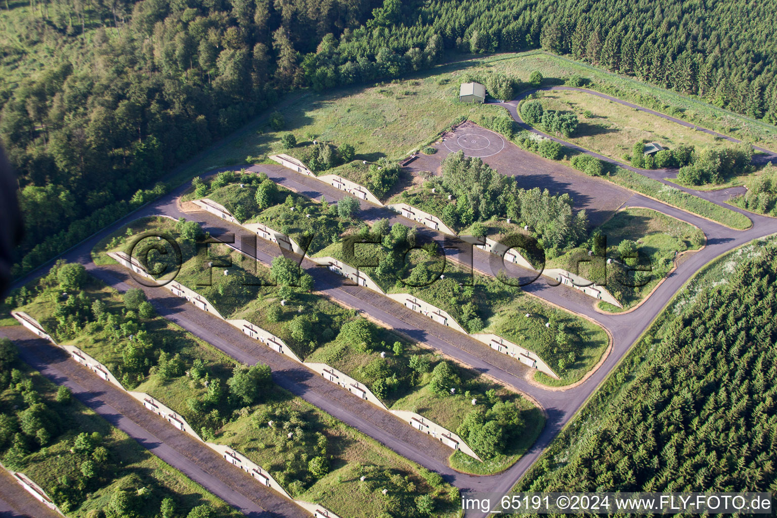 Luftaufnahme von Bunker- Gebäudekomplex und Munitionsdepot auf dem militärischen Übungsgelände im Ortsteil Bellersen in Brakel im Bundesland Nordrhein-Westfalen, Deutschland