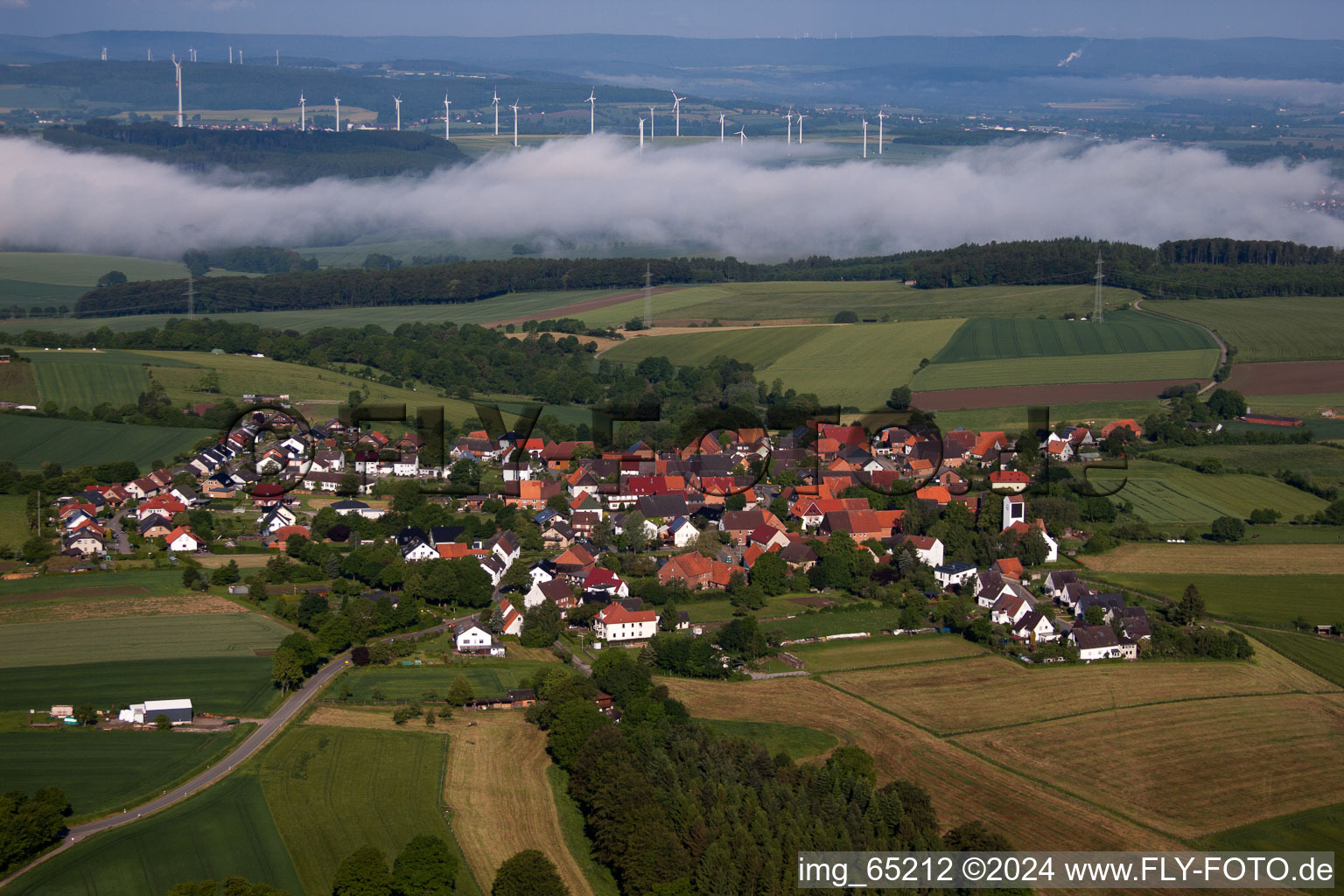 Luftbild von Ortsansicht der Straßen und Häuser der Wohngebiete im Ortsteil Altenbergen in Marienmünster im Bundesland Nordrhein-Westfalen, Deutschland