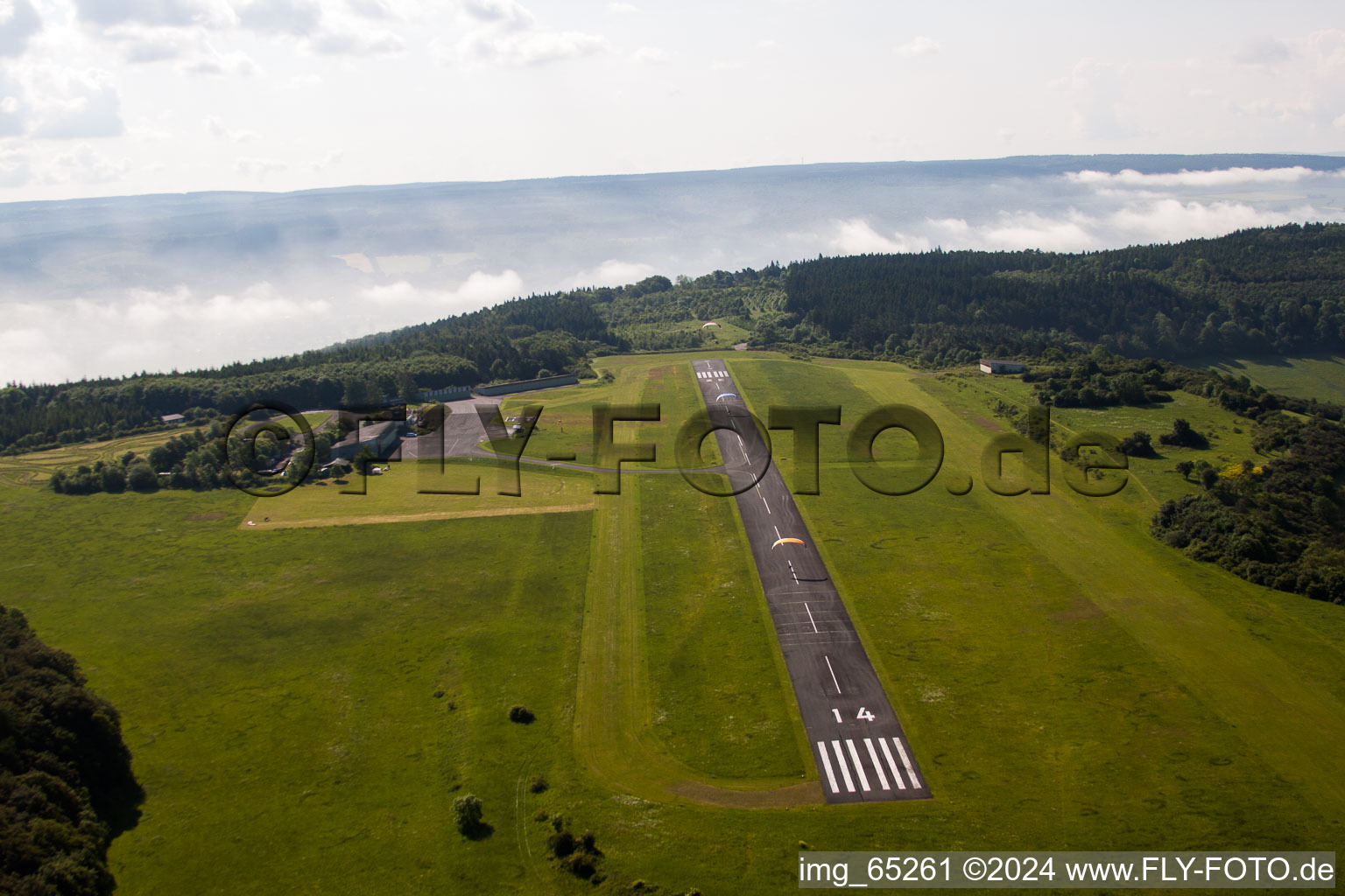 Luftaufnahme von Start- und Landebahn mit Rollfeldgelände des Flugplatz Höxter-Holzminden im Frühnebel auf dem Rauschenberg im Ortsteil Brenkhausen in Höxter - NRW im Bundesland Nordrhein-Westfalen, Deutschland