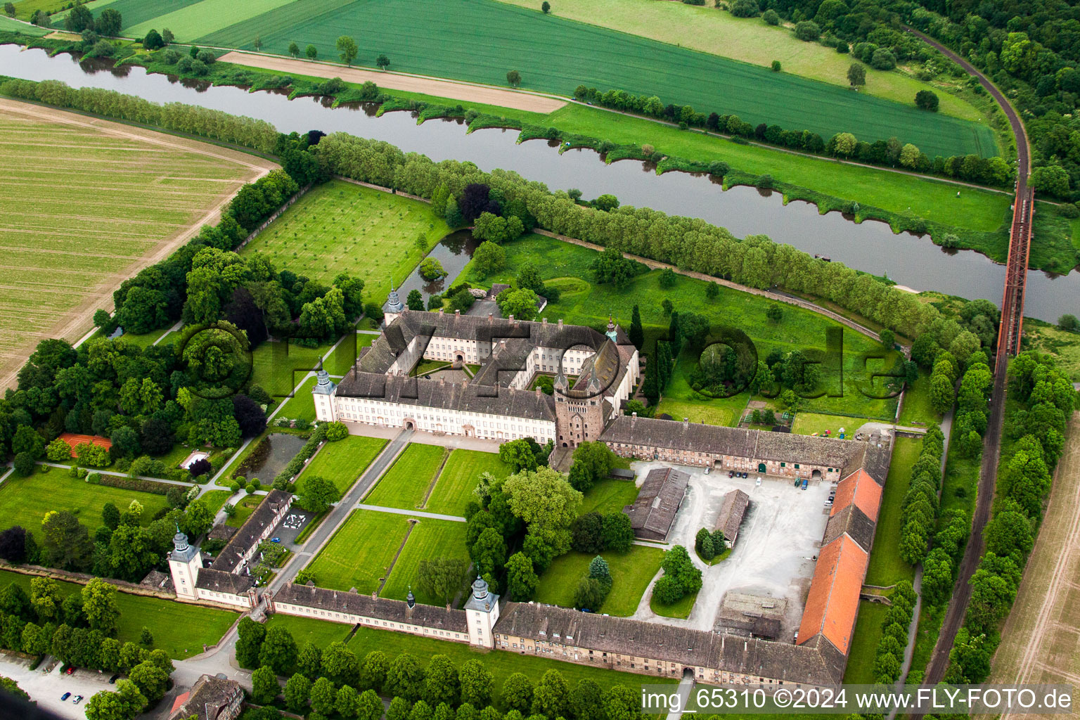 Luftbild von Gebäudekomplex des Klosters Schloss/Kloster Corvey (UNESCO Weltkulturerbe) in Höxter - NRW im Bundesland Nordrhein-Westfalen, Deutschland