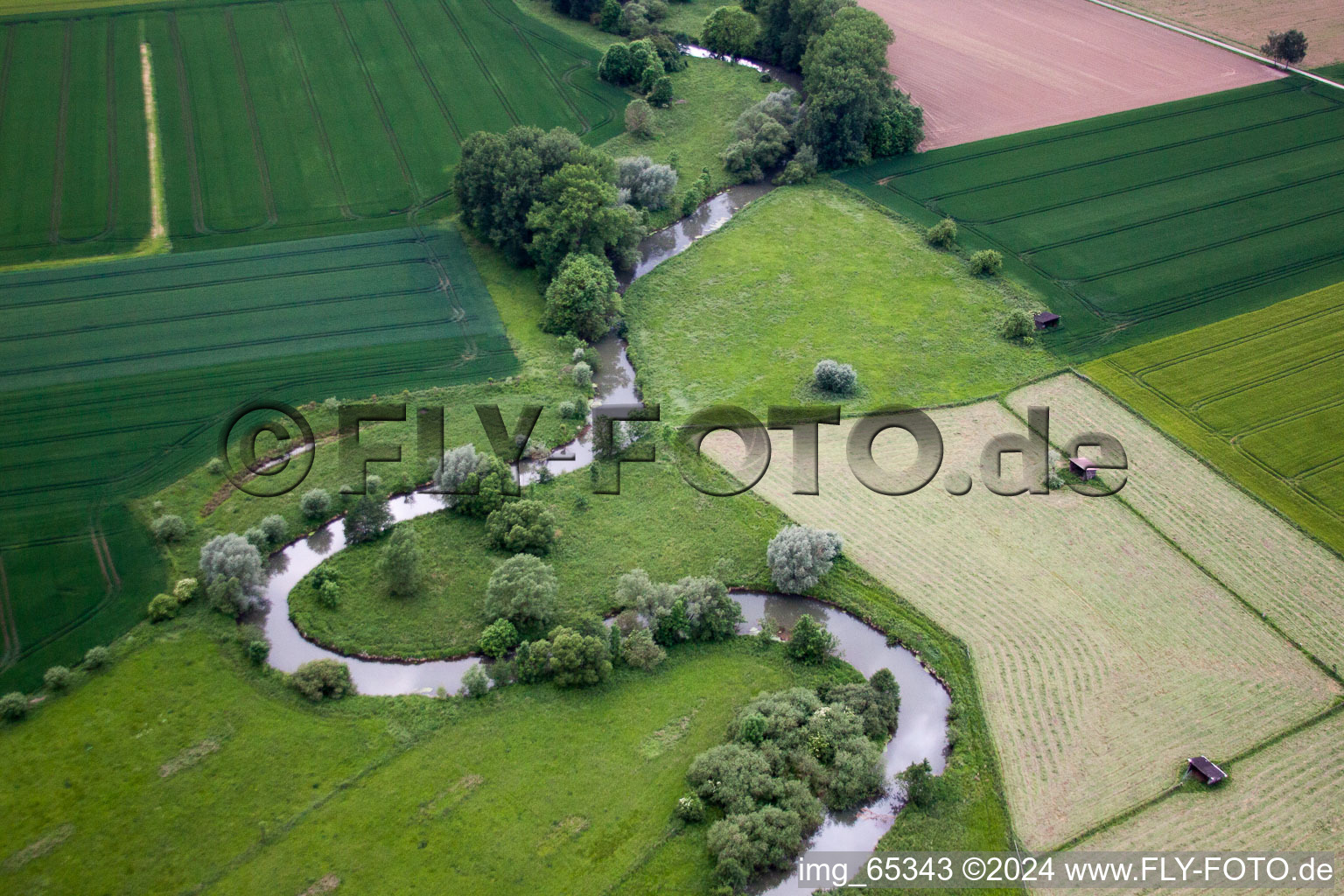 Serpentinenförmiger Kurvenverlauf des Flüßchens Nethe in Beverungen im Bundesland Nordrhein-Westfalen, Deutschland